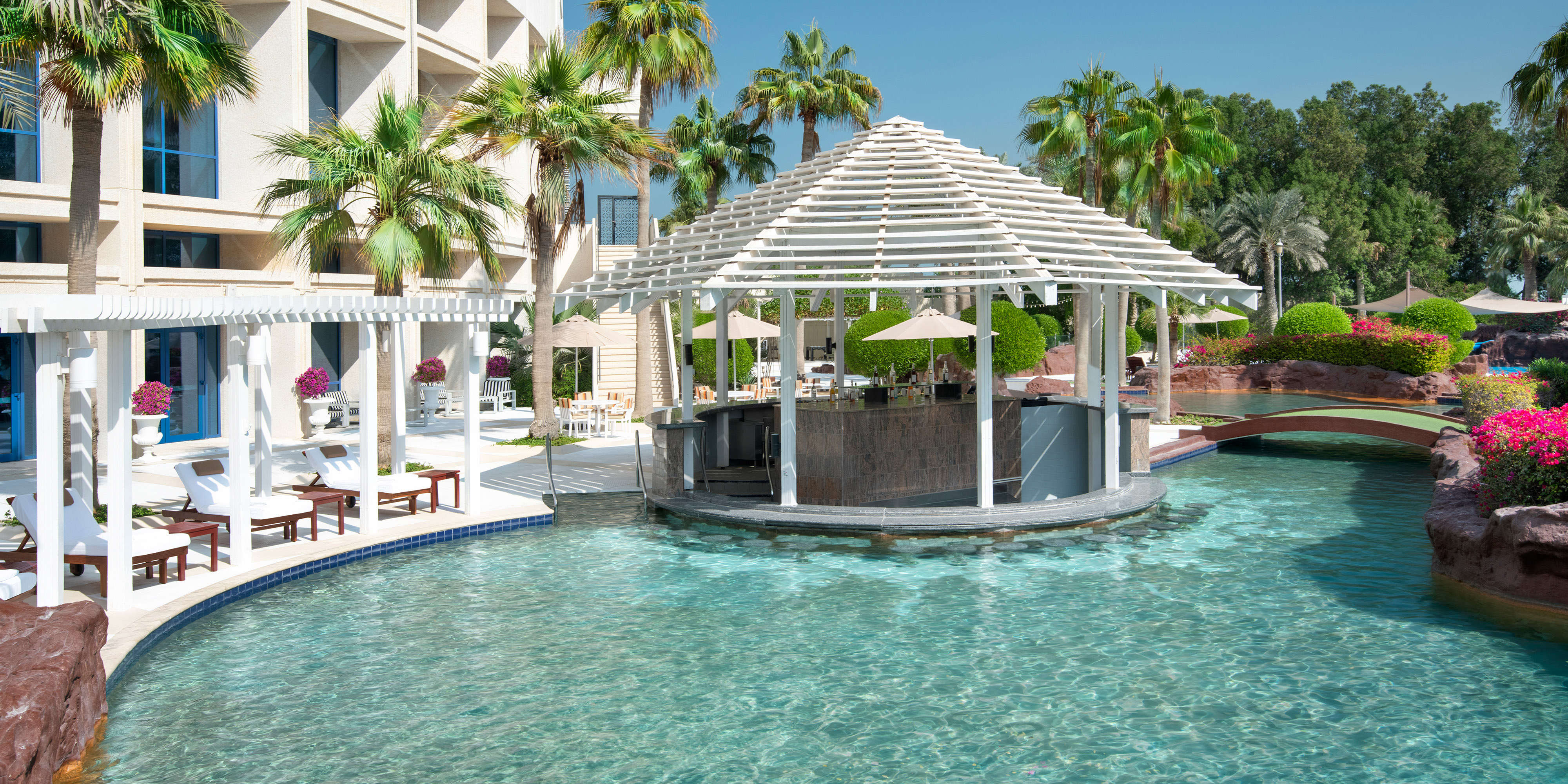 Flamingos Pool Bar & Restaurant, فندق ريتز كارلتون، الدوحة More