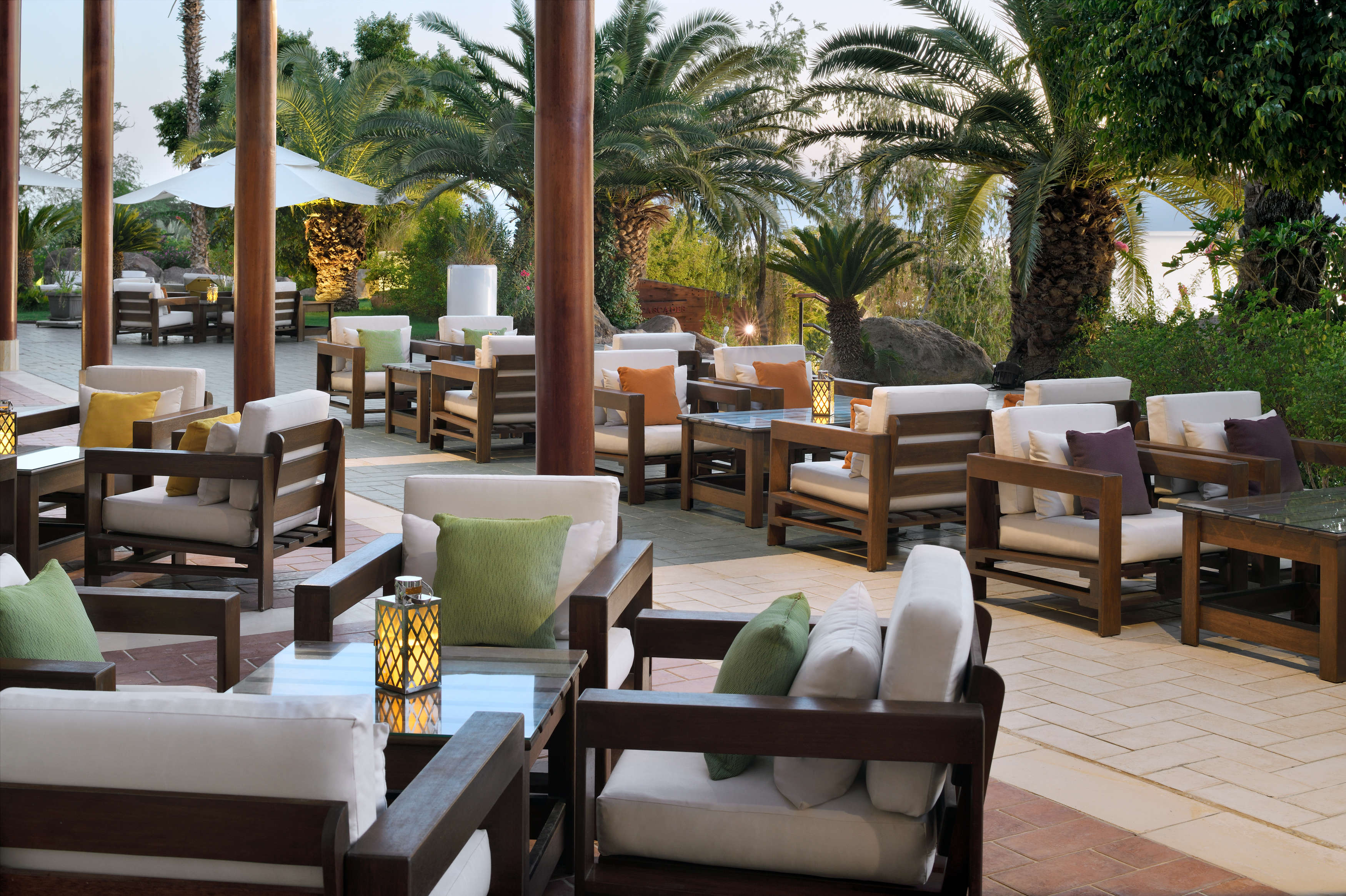 Oasis Lounge & Pool Bar, منتجع ونادي صحي ماريوت البحر الميت More