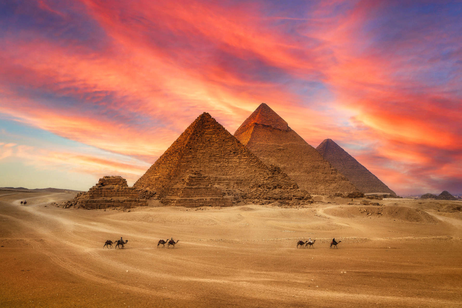 يشهد شهر نوفمبر في مصر ليالي باردة وصباحًا مشمسًا دافئًا، ويمنحك فرصة مثالية لاستكشاف بعضِ من أعظم المعالم الأثرية في العالم بأثره.
