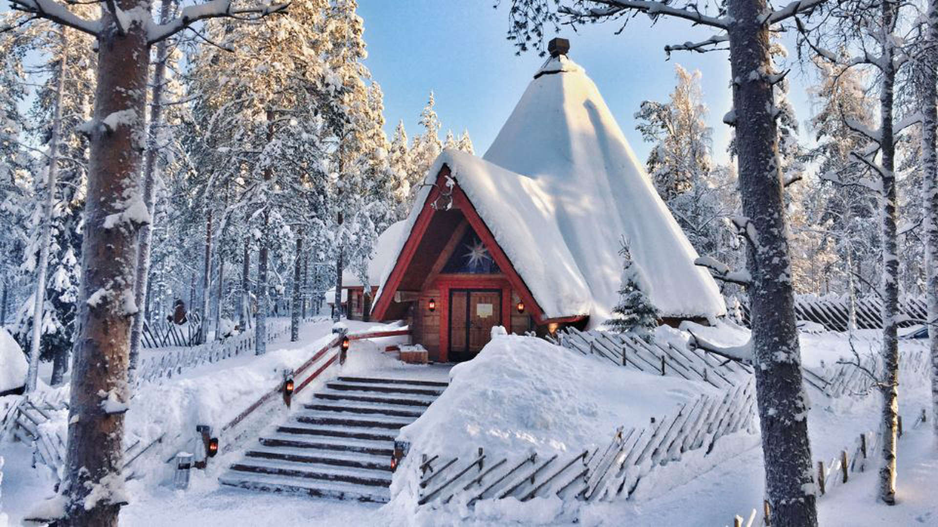 تقع مدينة روفانيمي داخل الدائرة القطبية الشمالية في إقليم لابي الفنلندي، ويقال إنها مسقط رأس بابا نويل (الصورة: Getty Images)