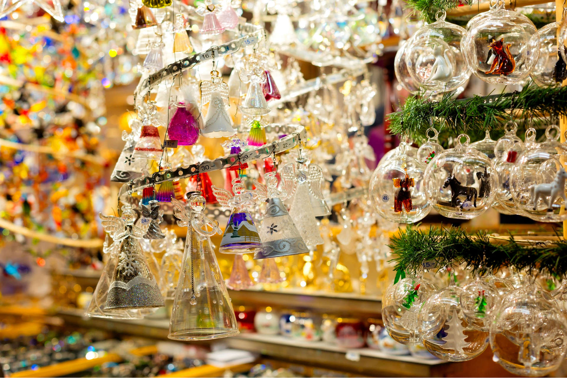 سوق الكريسماس المغطاة في زيورخ مليئة بالأكشاك التي تبيع الإكسسوارات الجميلة لتزيين منزلك