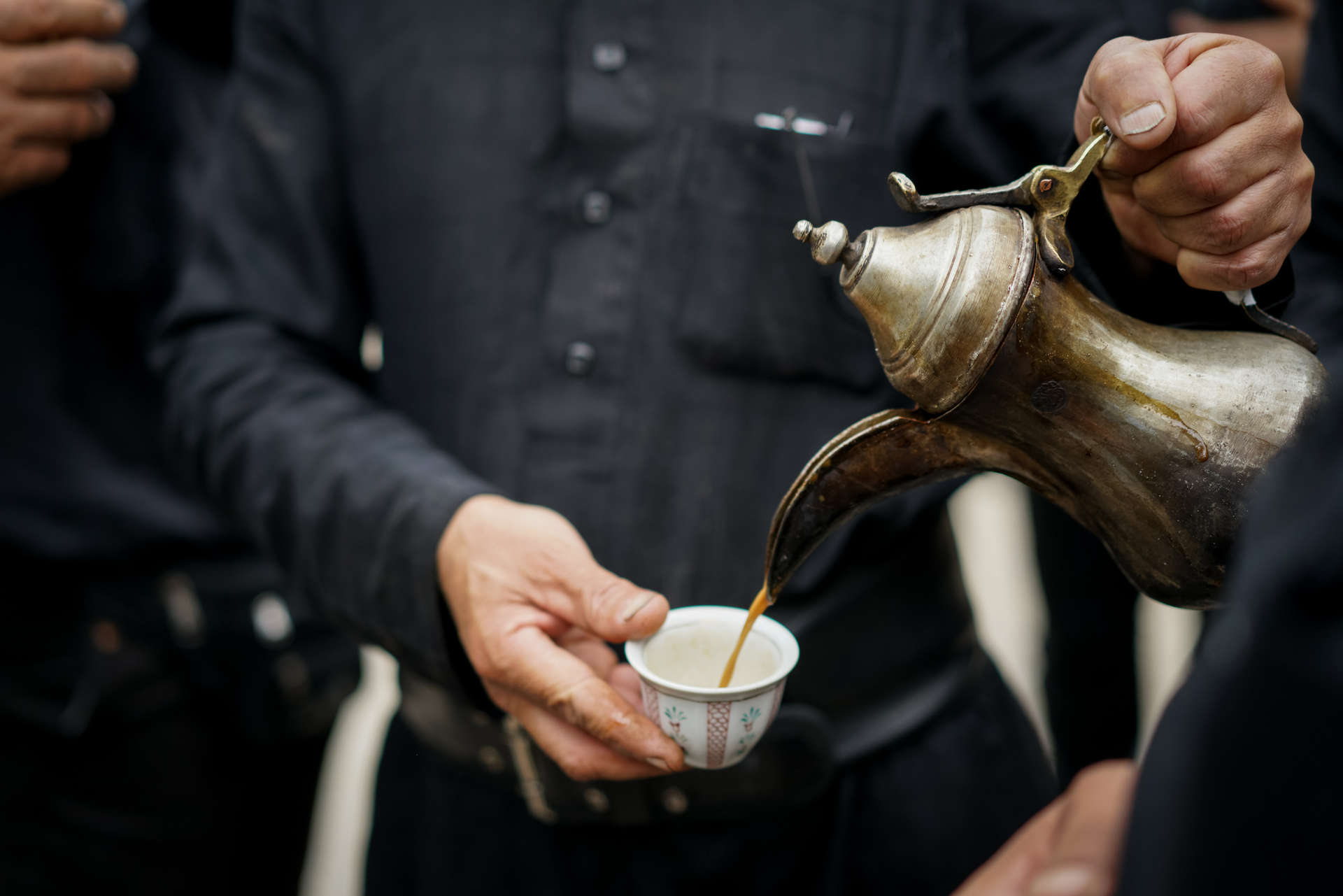 Il caffè arabo è leggermente aromatizzato e colorato