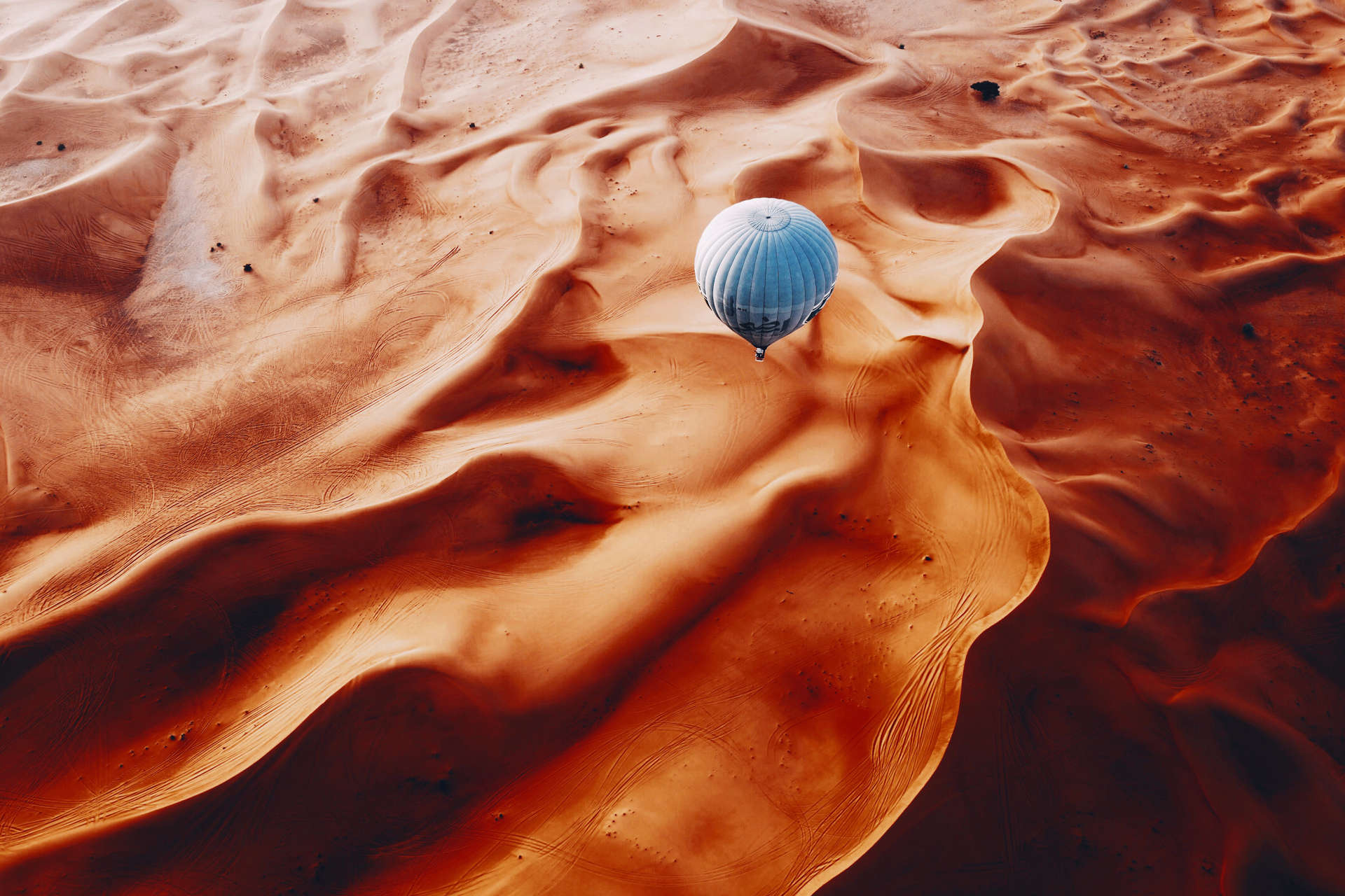 Una mongolfiera sul deserto