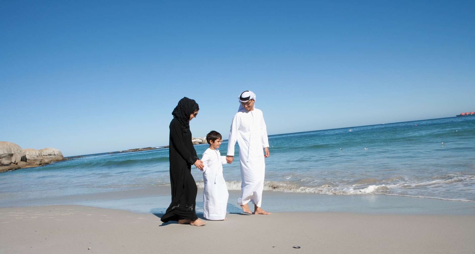 شاهد غروب الشمس وسط أجواء من السكينة في مسقط