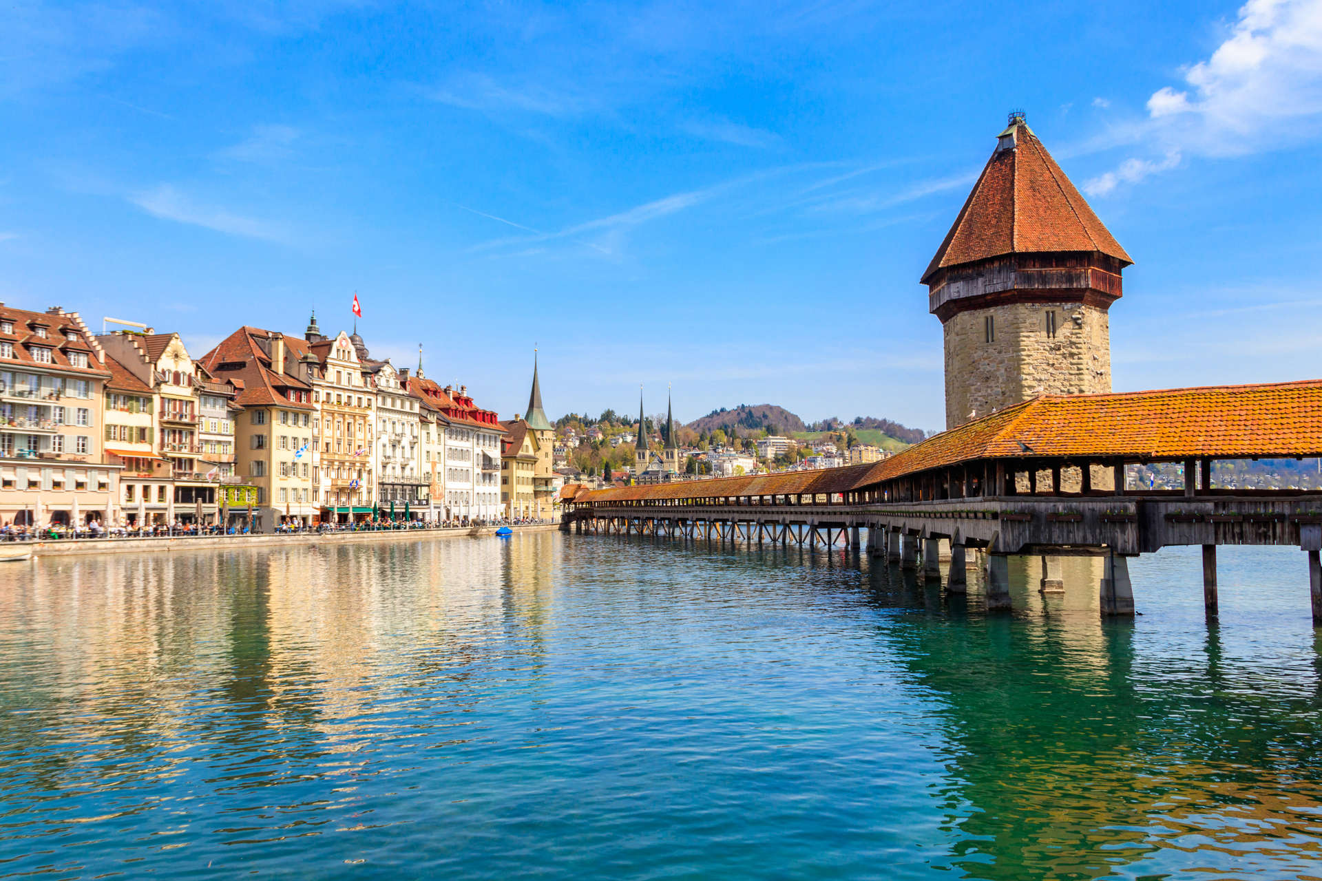 Le Kapellbrücke ou Pont de la Chapelle est un endroit particulièrement pittoresque dans la jolie ville de Lucerne.