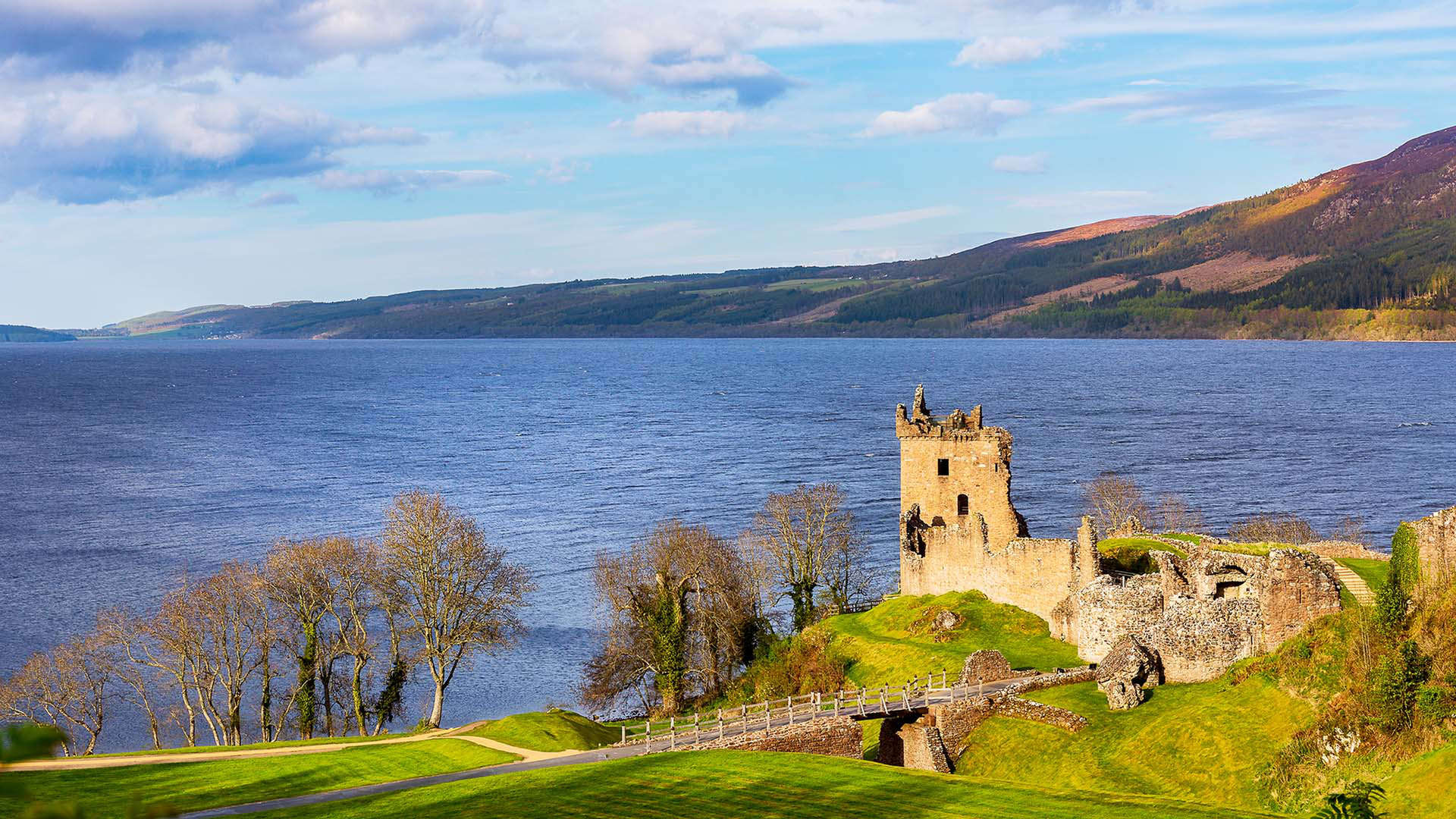 Atemberaubende Aussicht auf Urquhart Castle, Loch Ness, Schottland