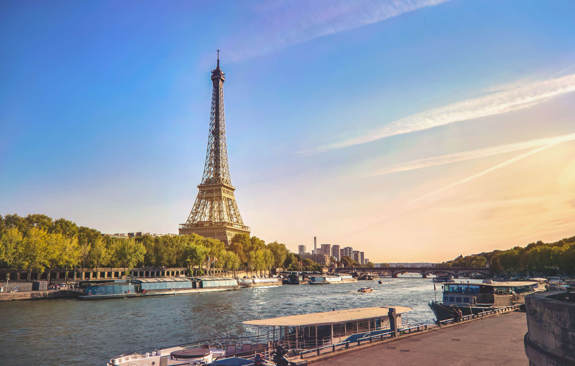 منظر لبرج إيفل ونهر السين ، باريس