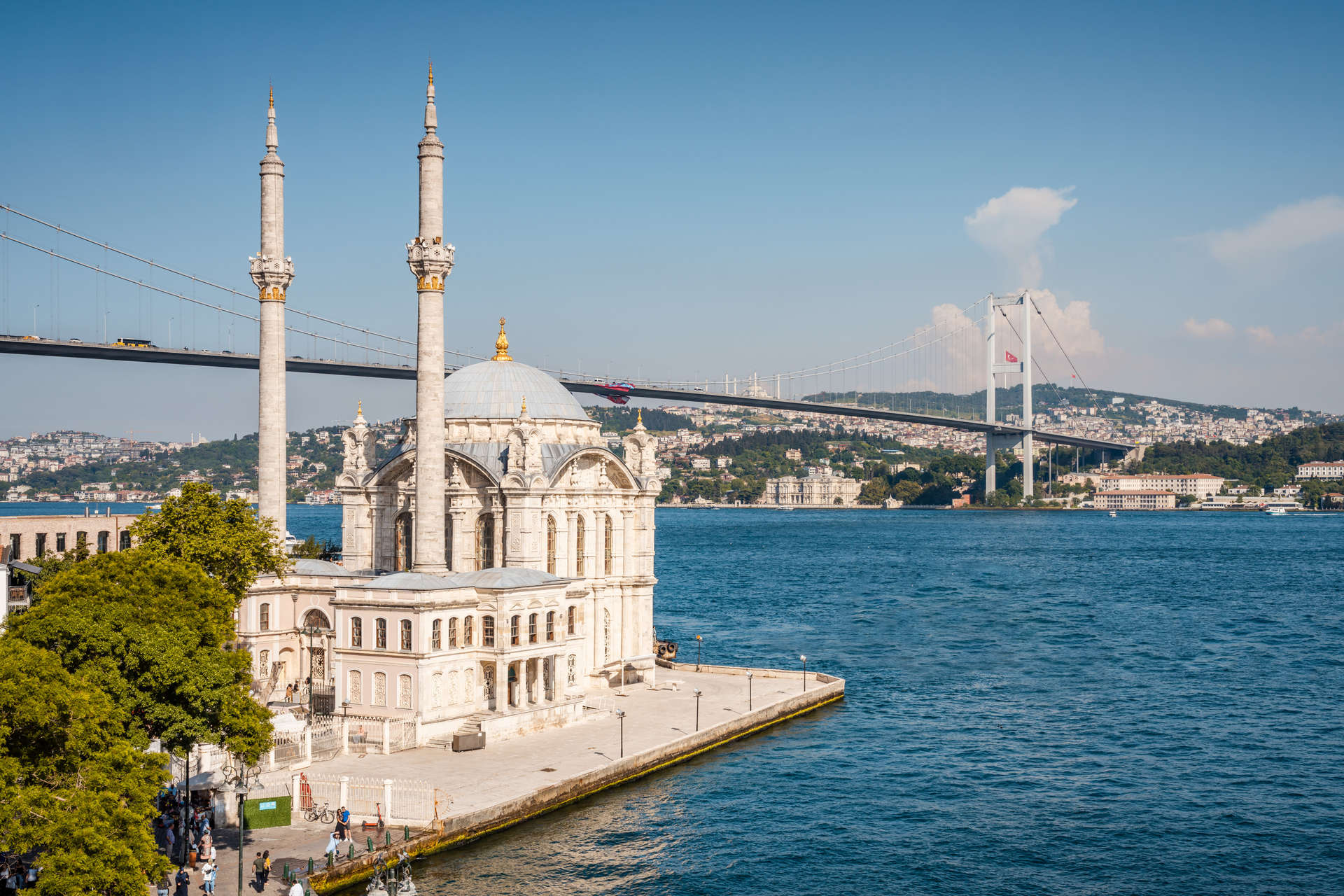 Die Brücke in Istanbul, die zwei Kontinente verbindet