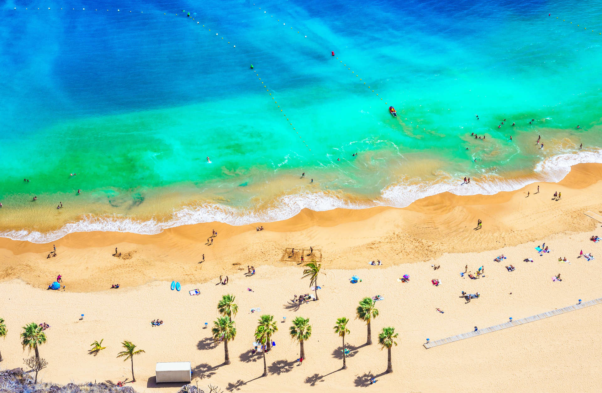 La magnifique Playa de las Teresitas n'est qu'une des soixantaines de plages de Tenerife dont vous pouvez profiter même pendant les mois d'hiver
