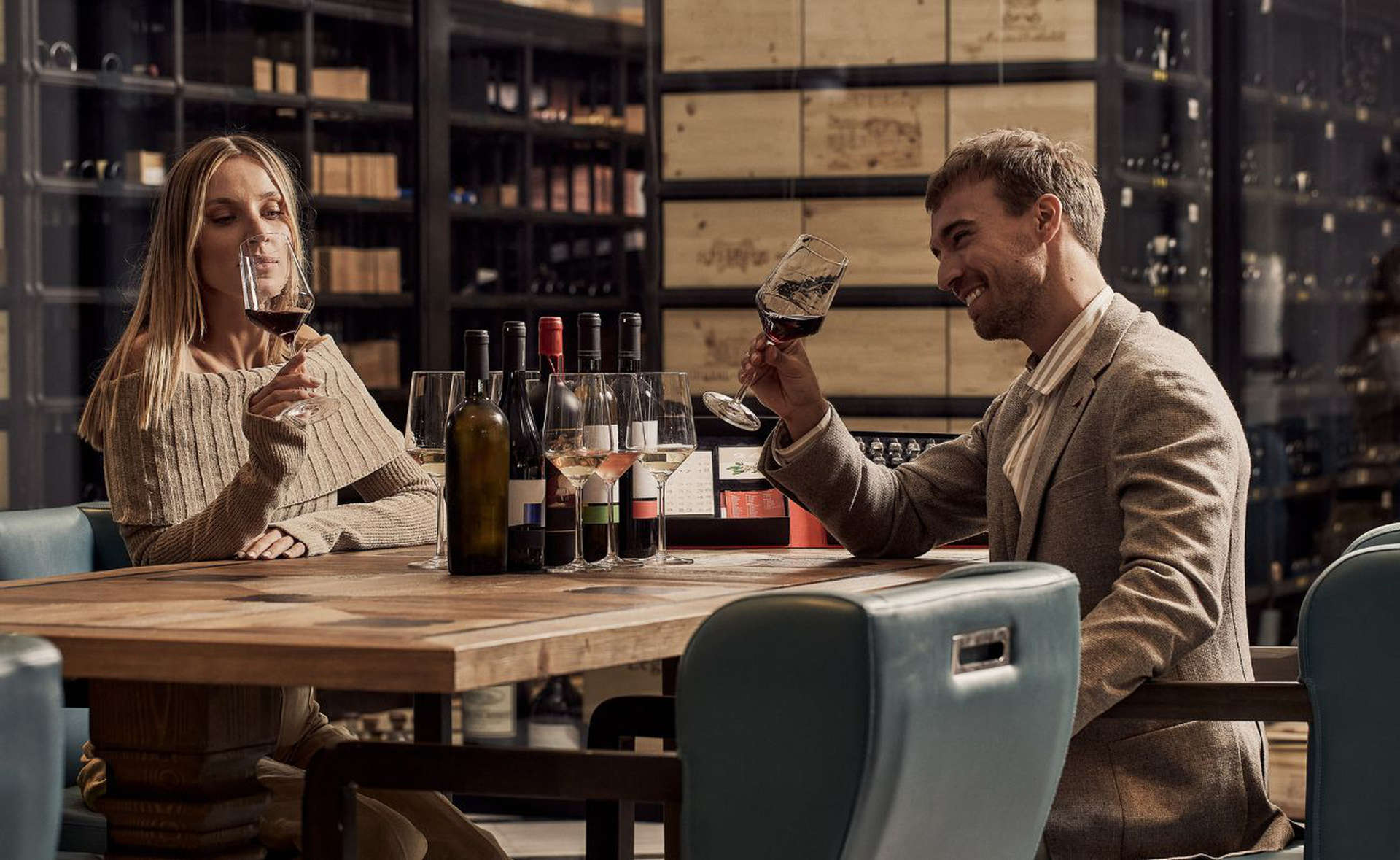 زوجان يتذوقان النبيذ في منتجع بارك لاين، أحد منتجعات لاكشري كوليكشِن وأنديته الصحية، ليماسول