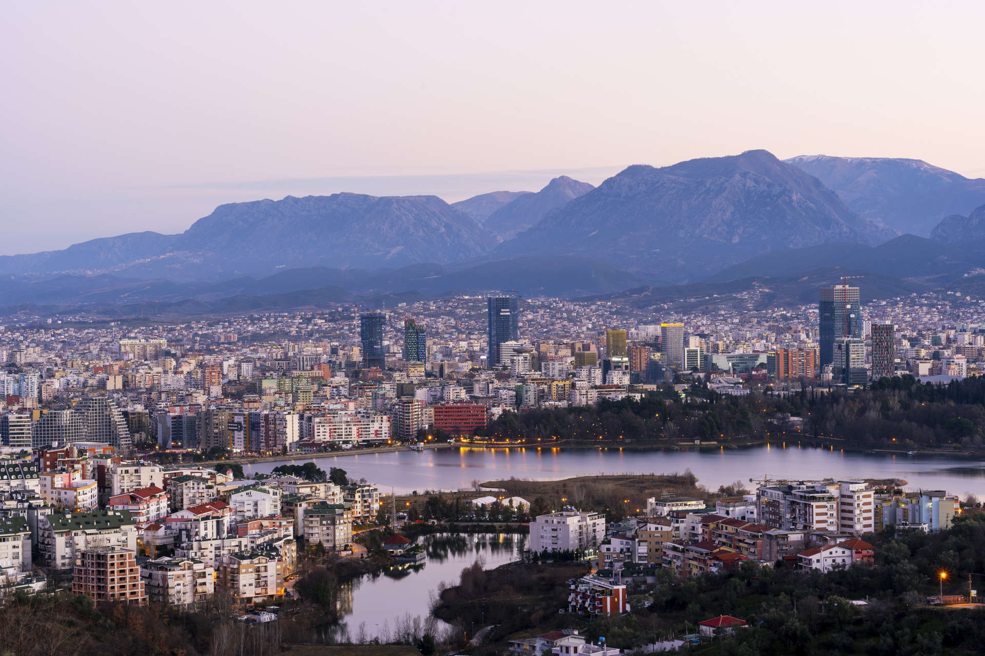 Vue panoramique de Tirana, avec les montagnes en arrière-plan