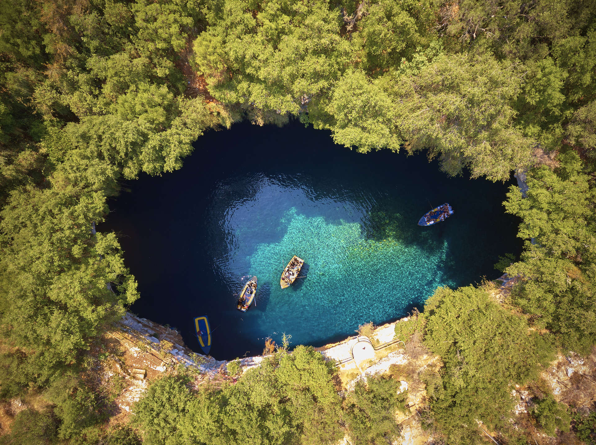 Hommes en bateau dans le « lac-grotte » de Melissani, dans l'île de Céphalonie, Grèce