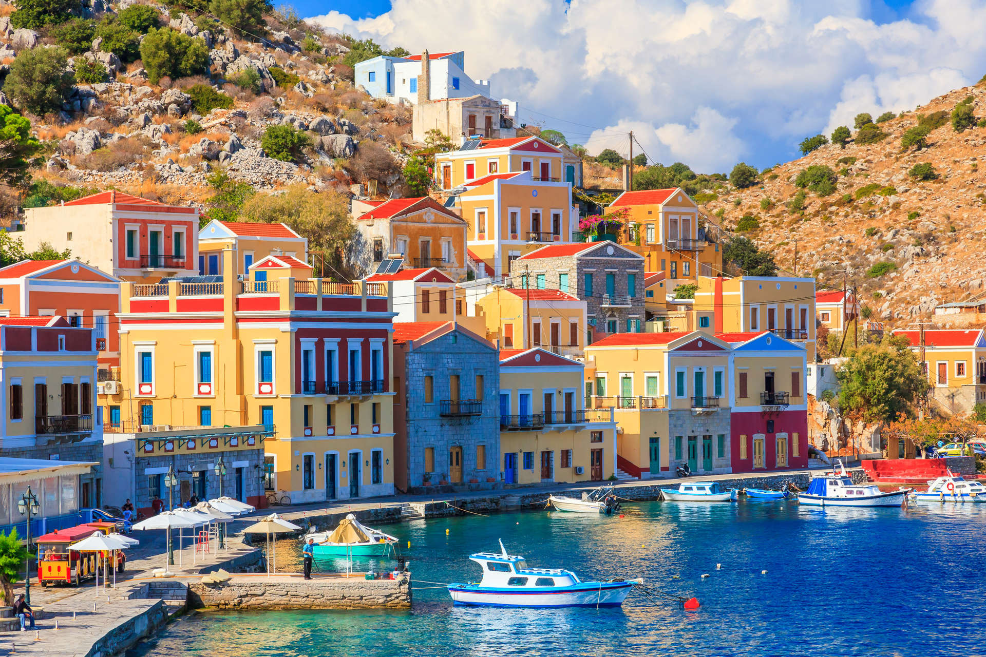 Des manoirs à l'italienne s'élèvent sur les collines escarpées de la ville pittoresque de Symi