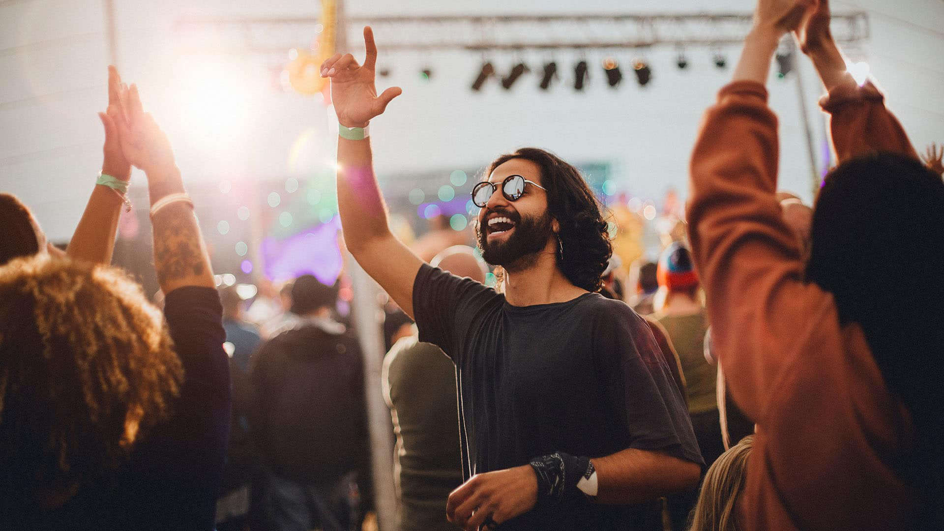 Un homme qui s'amuse lors d'un festival de musique