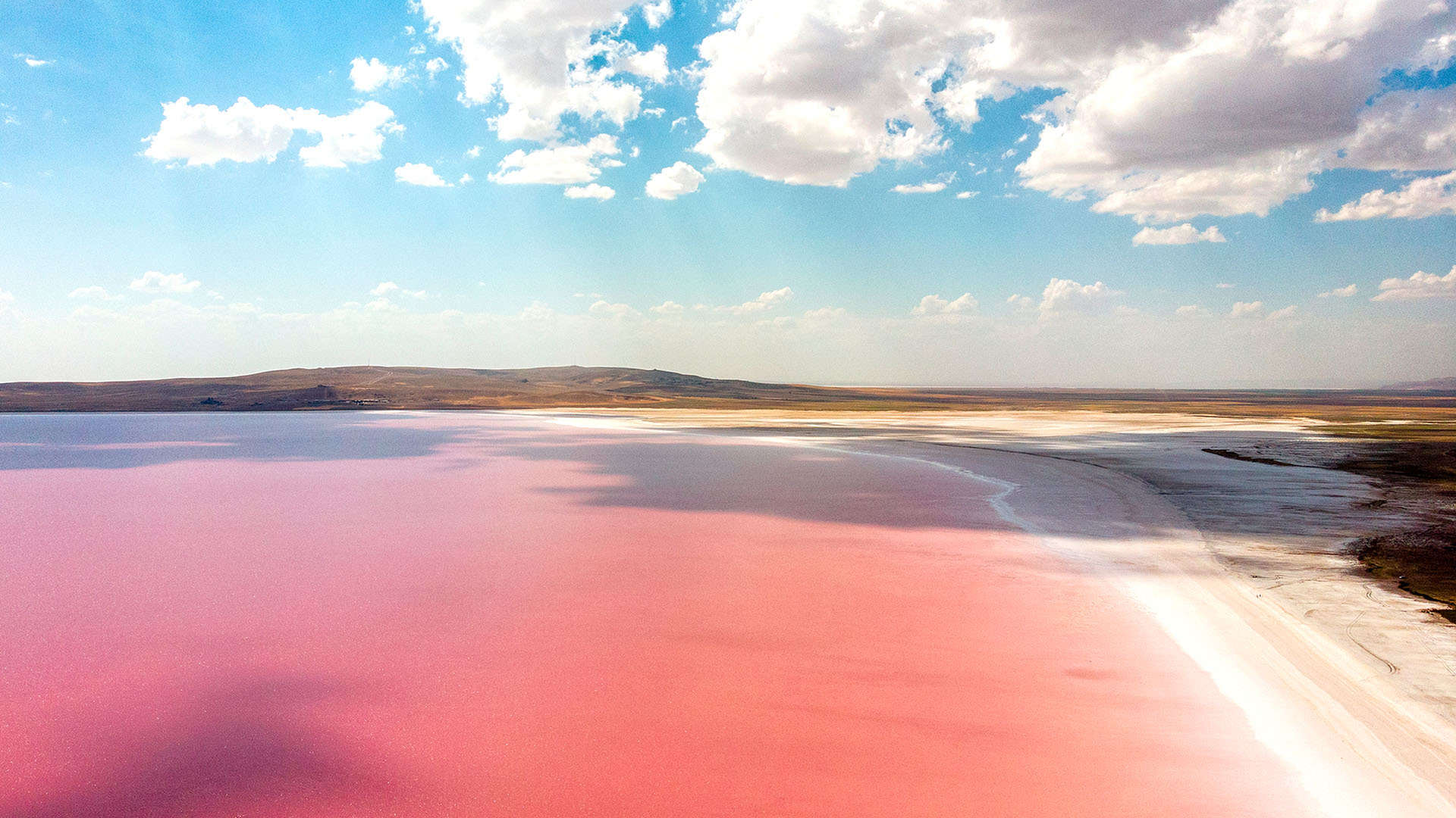 Vista aerea del Lago Tuz Golu, il lago salato della Turchia