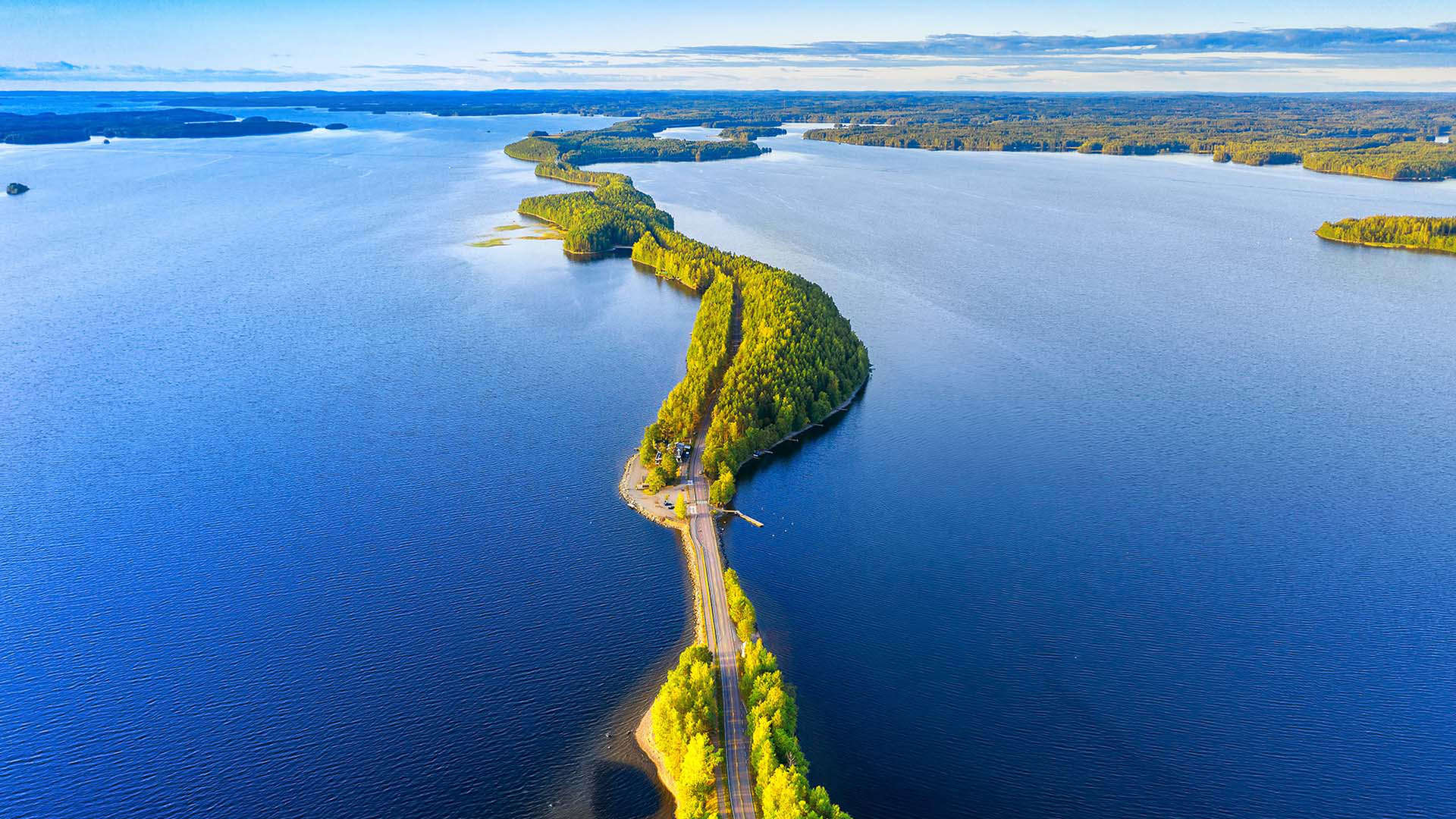 Vista aérea de Pulkkilanharju Ridge en el lago Päijänne, Finlandia