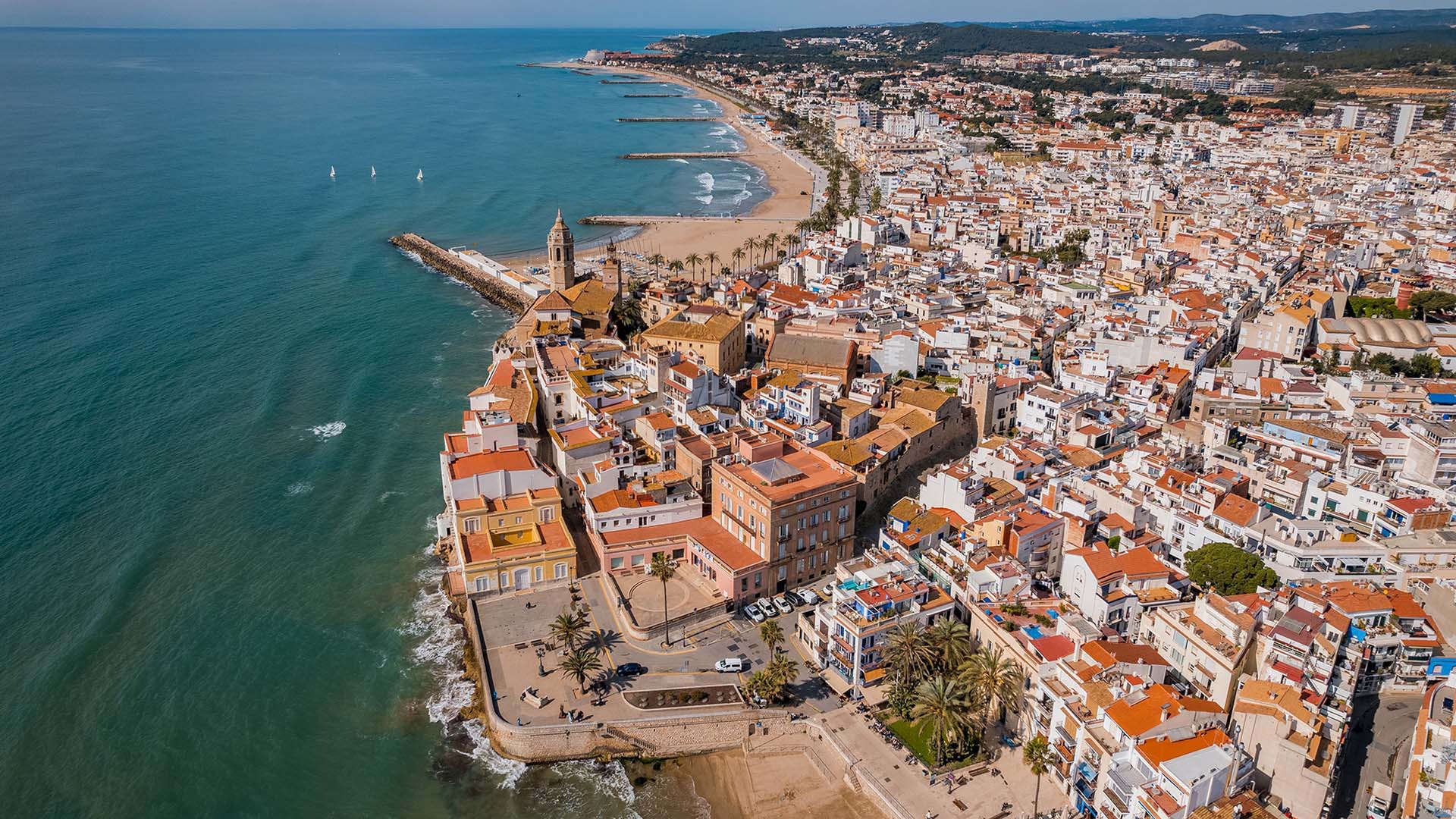 Das Küstendorf Sitges aus der Vogelperspektive