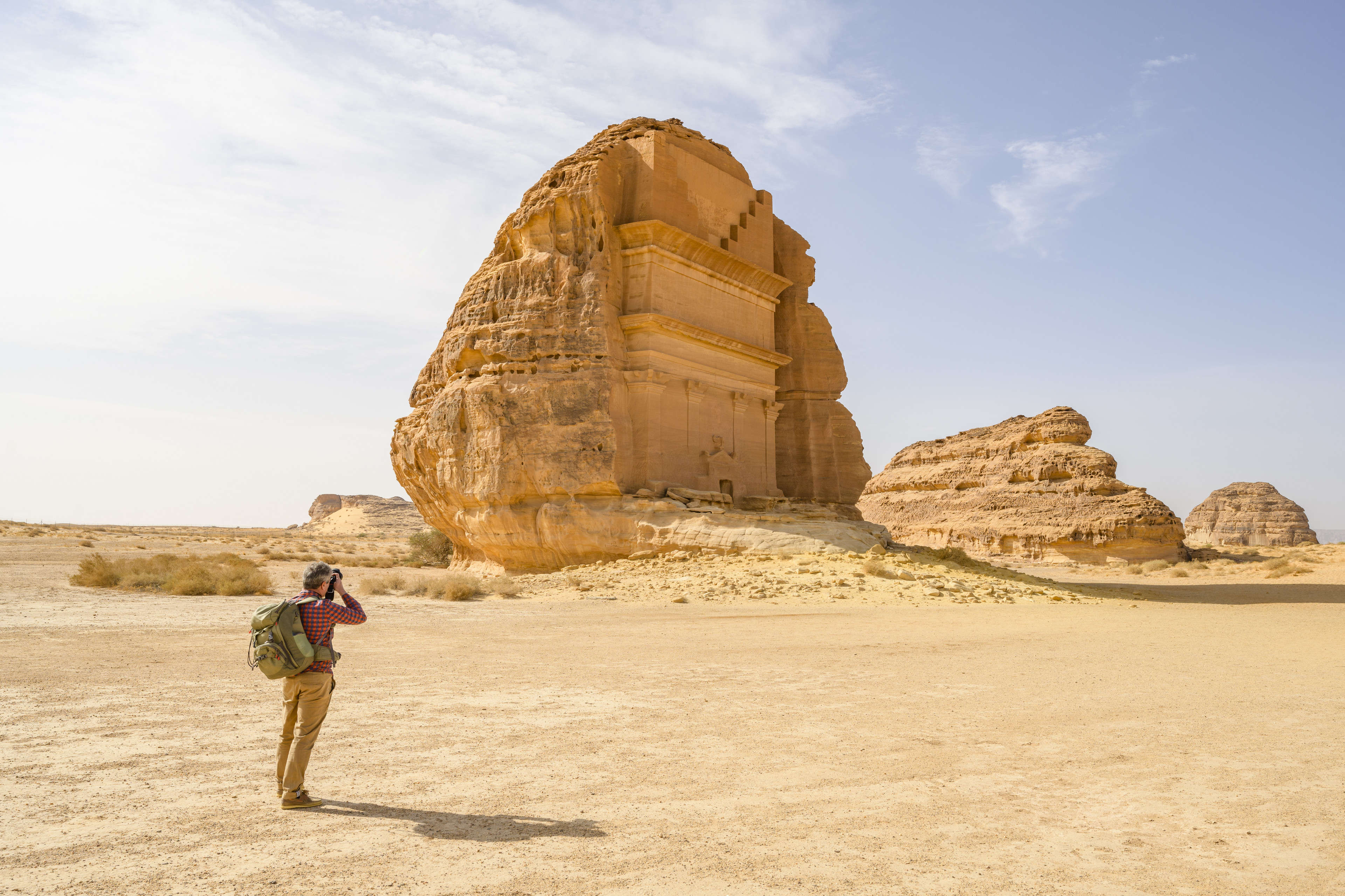  من متع استكشاف المملكة العربية السعودية التعرّف على الهندسة المعمارية في البلاد (الصورة: Getty Images) تلوح المآذن العشر الشاهقة والهندسة المعمارية الممتدة عبر 1,400 عام للعيان في المدينة المنوّرة، ويأخذك المسجد النبوي في رحلة ممتعة عبر سمات العمارة الإسلامية والتاريخ الإسلامي. ومن المعالم الأخرى التي تستحق الزيارة مسجد الرحمة في جدة، والذي يبدو بتصميمه وكأنه 