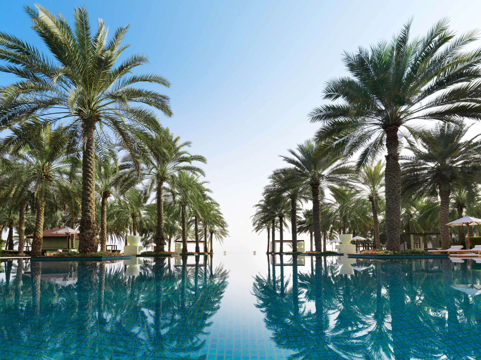 Plongez au cœur de jardins luxuriants et de la mer turquoise à l'Al Bustan Palace, a Ritz-Carlton Hotel, Oman.