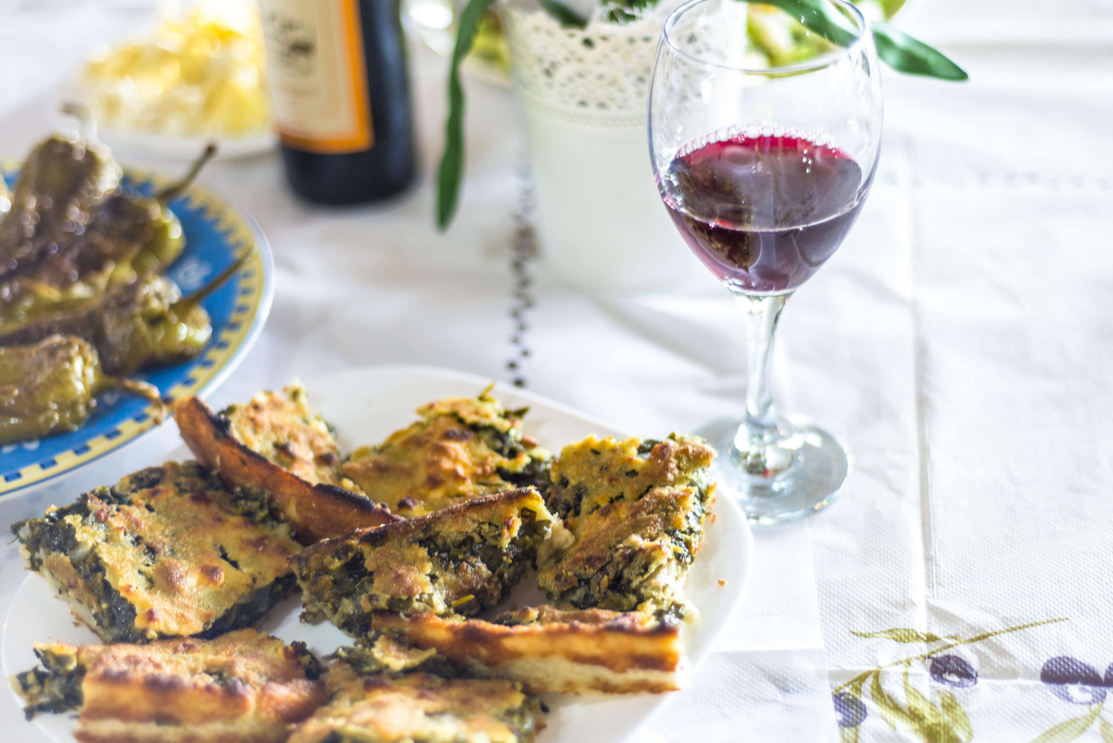 Albanischer Rotwein und Burek mit Spinat