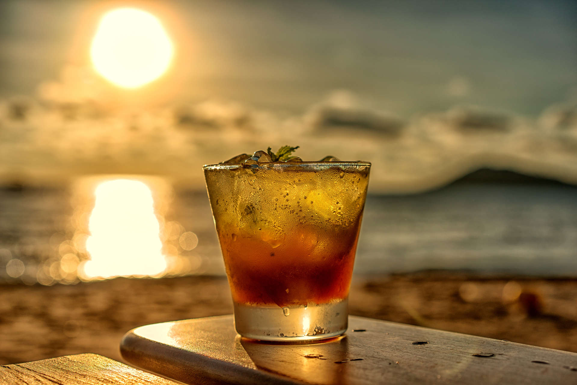 Ein Cocktail zum Sonnenuntergang auf Ibiza