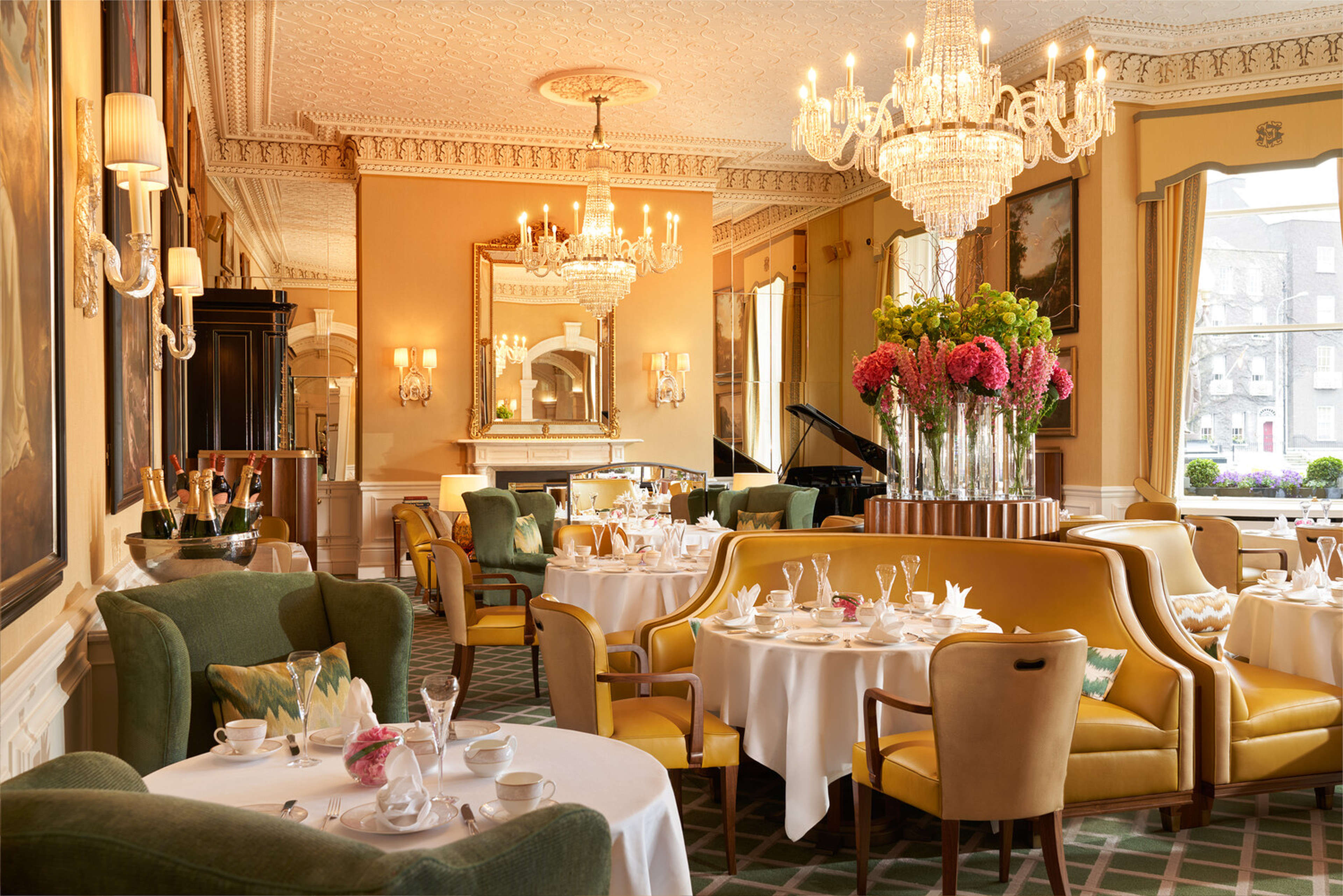 Bogata jadalnia w hotelu The Shelbourne, Autograph Collection, Dublin.