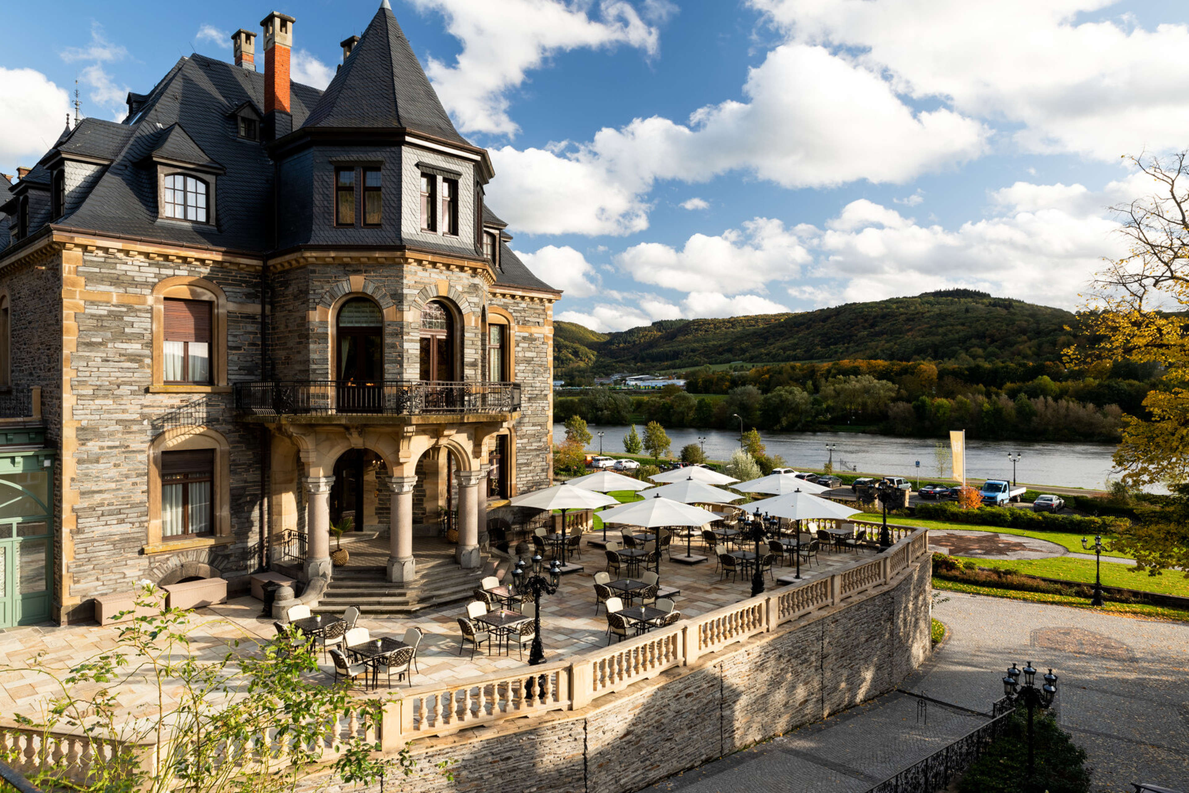 Niewiele jest tak klimatycznych miejsc, jak to, które oferuje swoim gościom niemiecki Schloss Lieser, Autograph Collection 