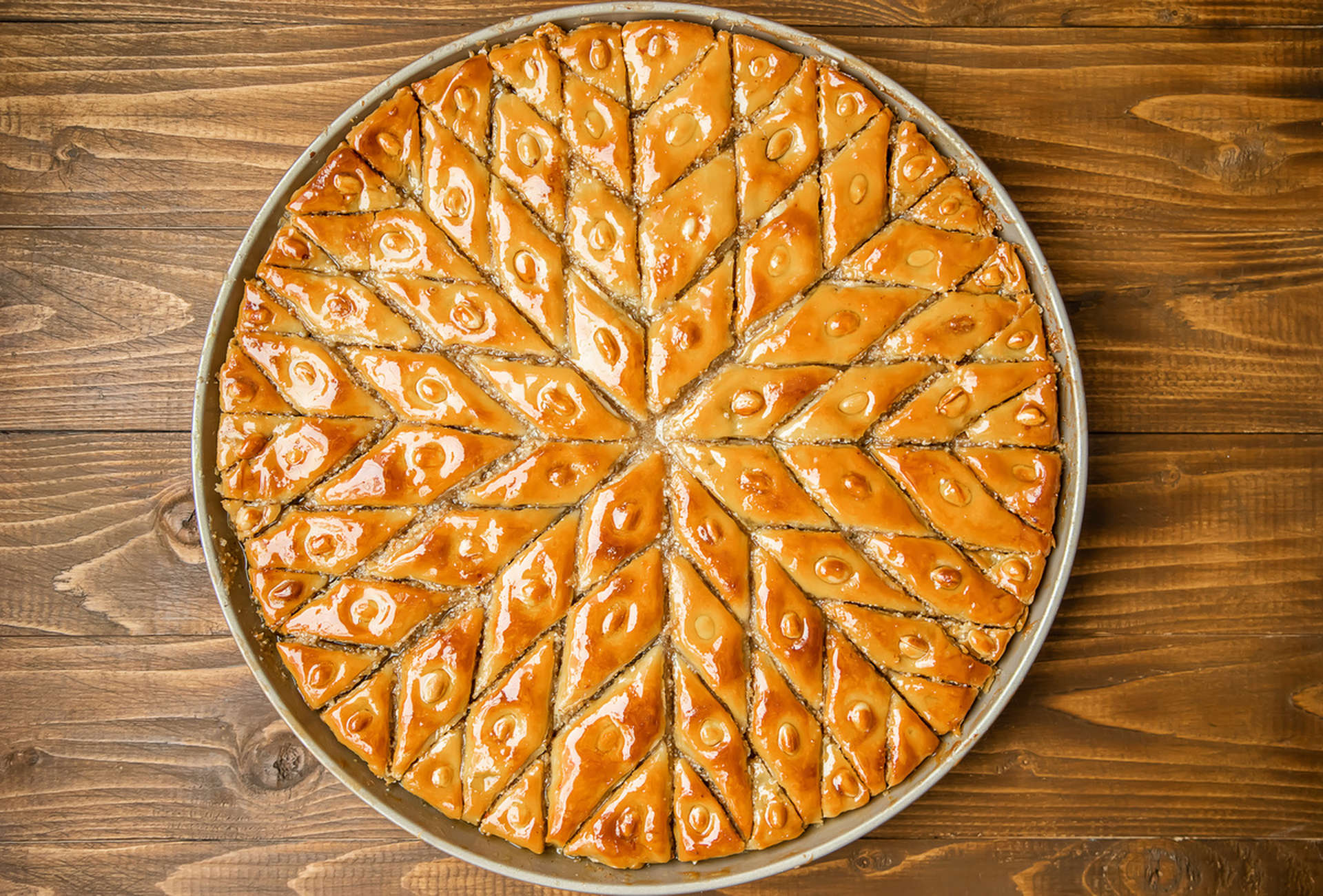 Ahşap zemin üzerinde fındıklı baklava