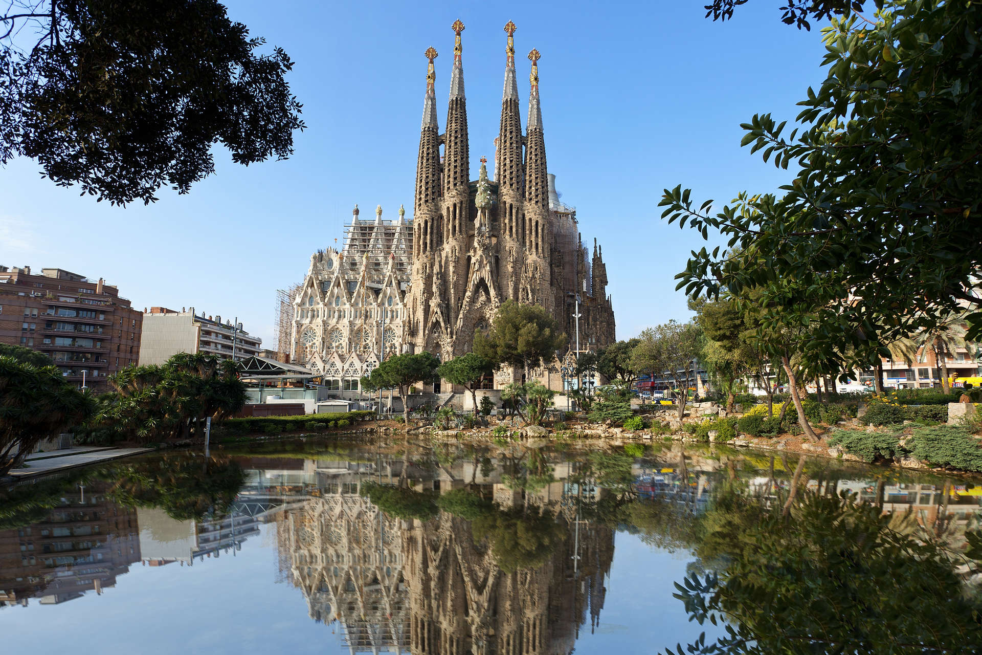 La Sagrada Familia de Barcelona luce especialmente hermosa bajo el cielo azul de mayo