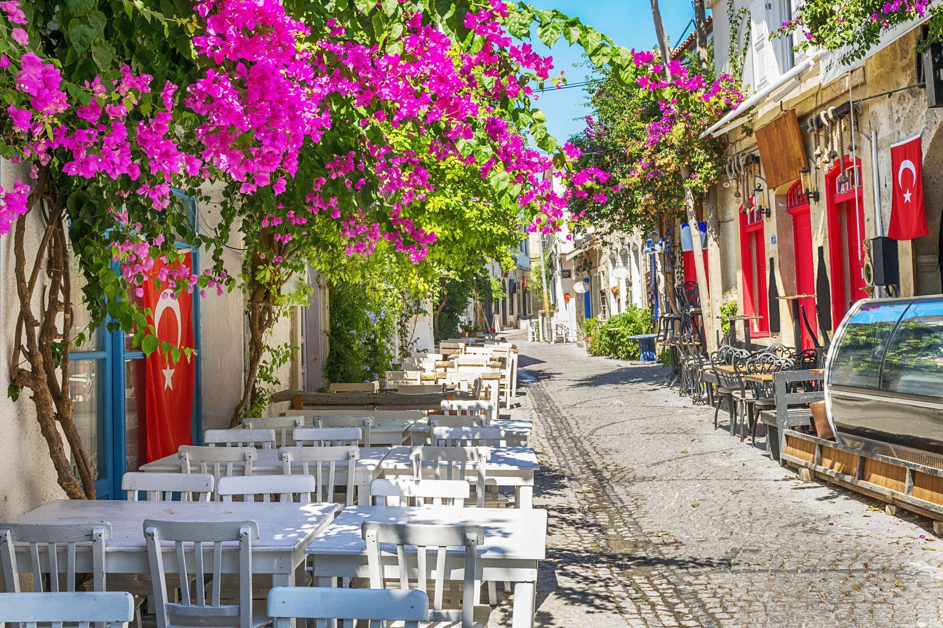 Belle rue étroite avec bougainvilliers à Alacati