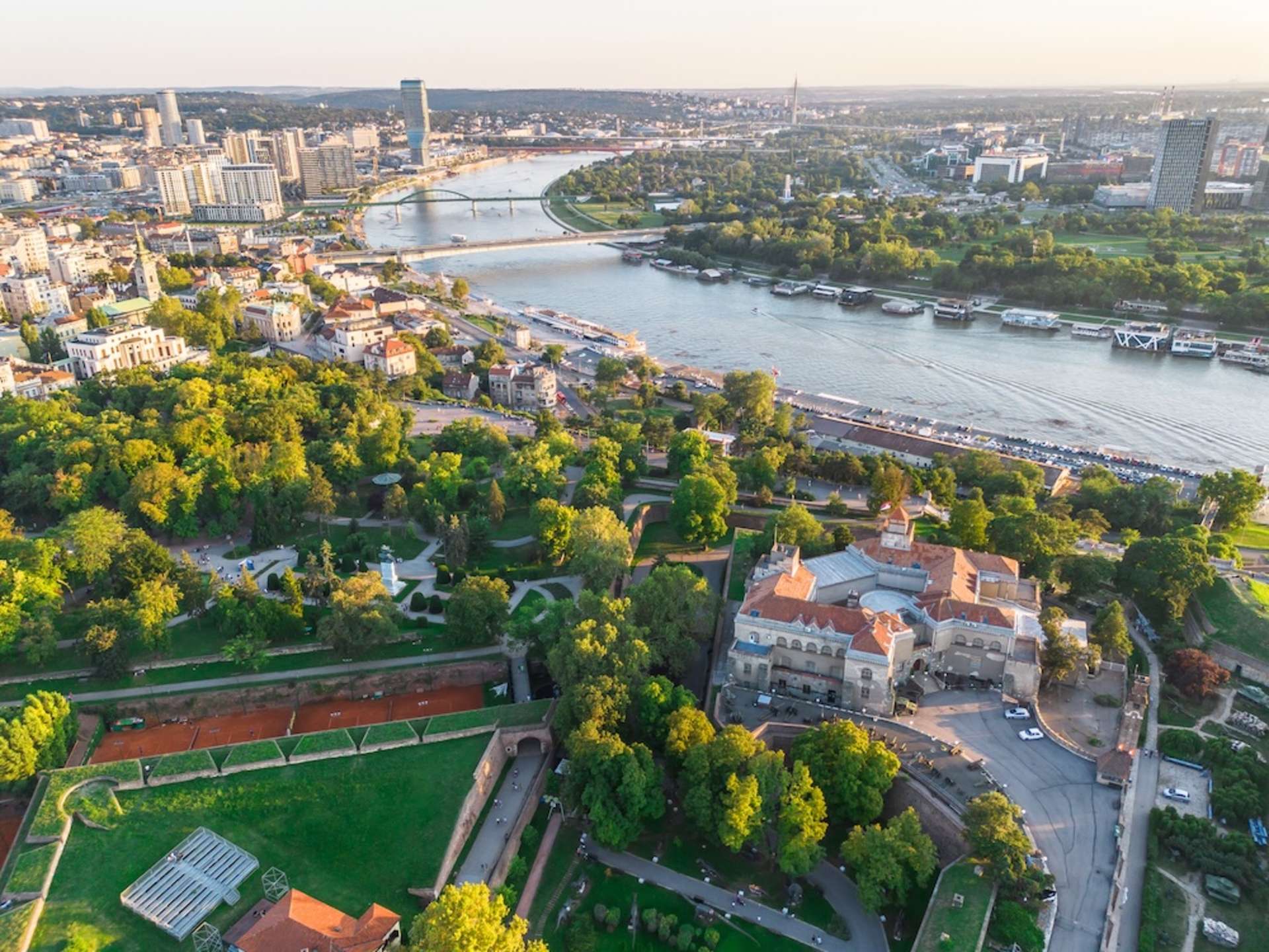 Tauchen Sie ein in das lebendige Nachtleben am Fluss in Belgrad, Serbien