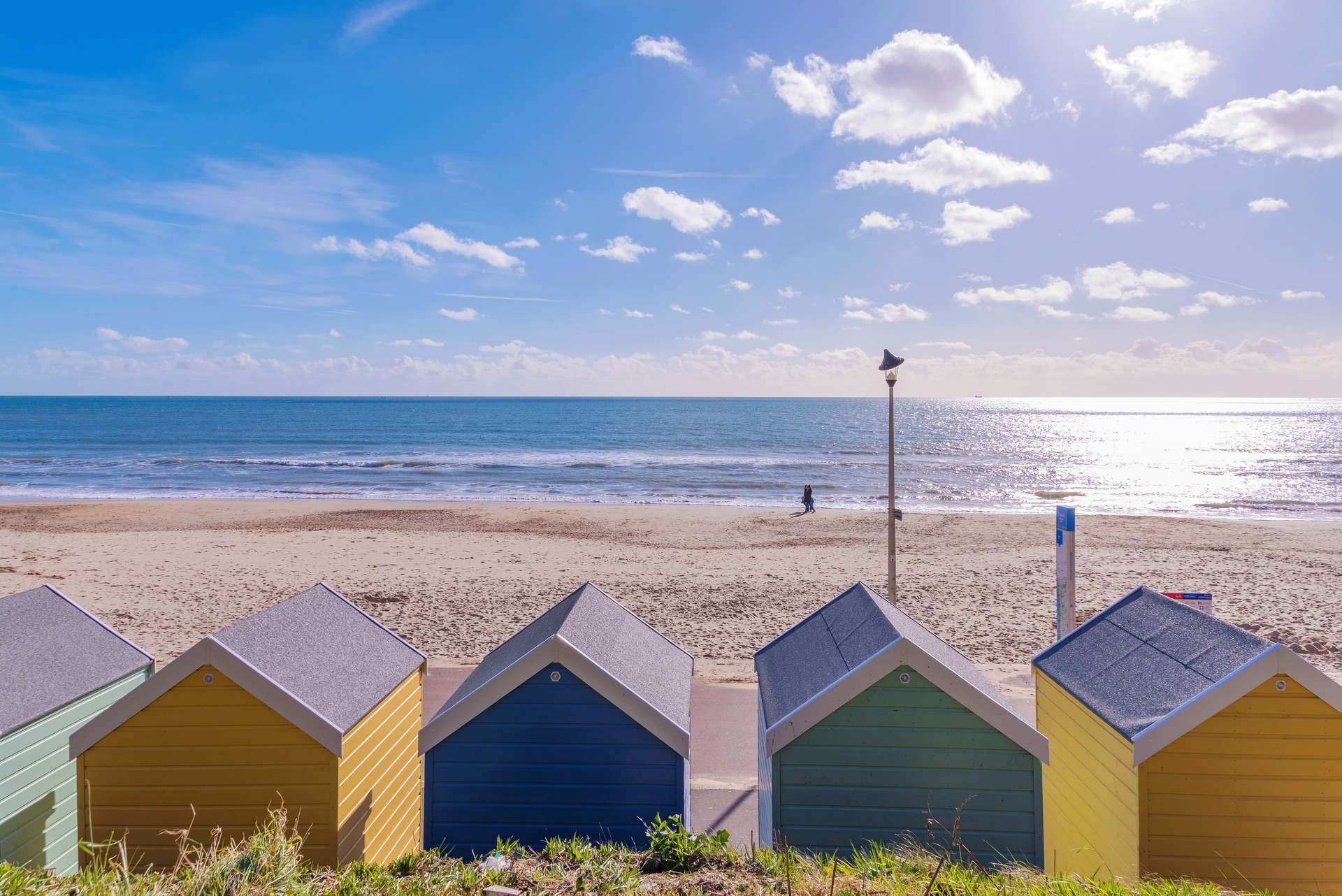 Cabines de plage colorées au bord de la mer à Poole
