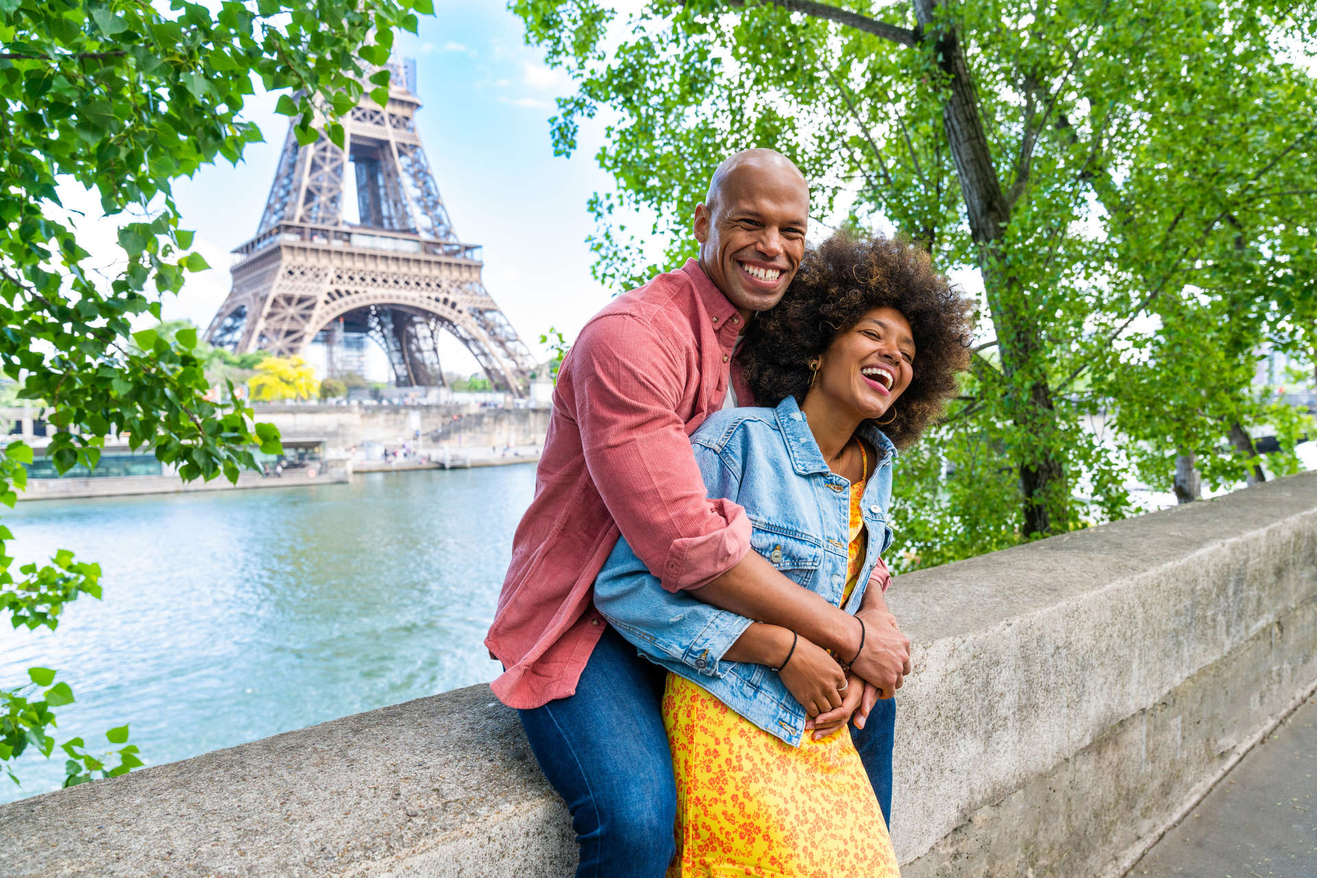 Para obejmująca się w pobliżu wieży Eiffla, Paryż