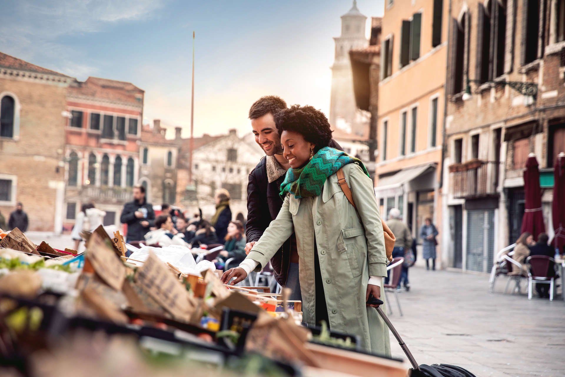 Para robiąca zakupy na targu w Wenecji
