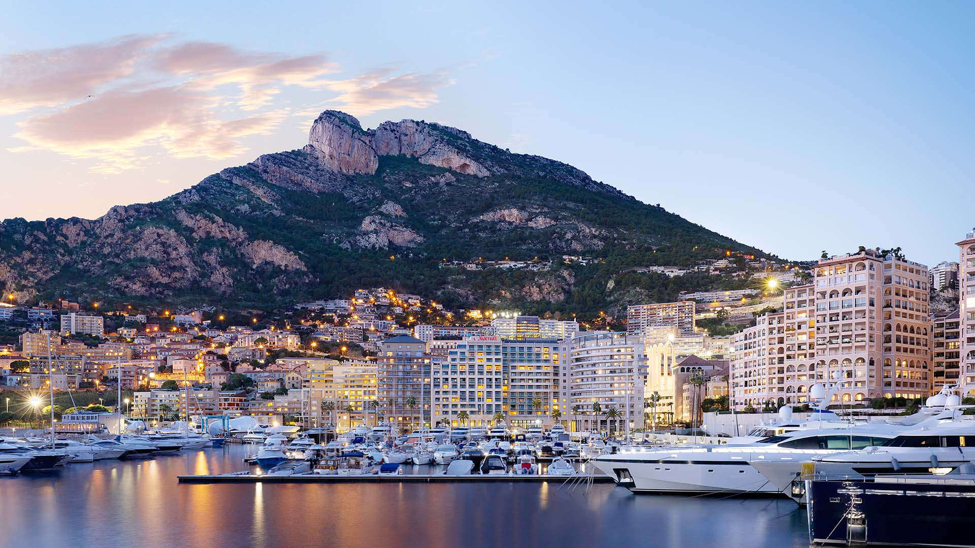 Schillernde Aussicht auf den Hafen von Monaco Ville (Porte Hercule) in Monaco, Côte d'Azur, Mittelmeer, Europa
