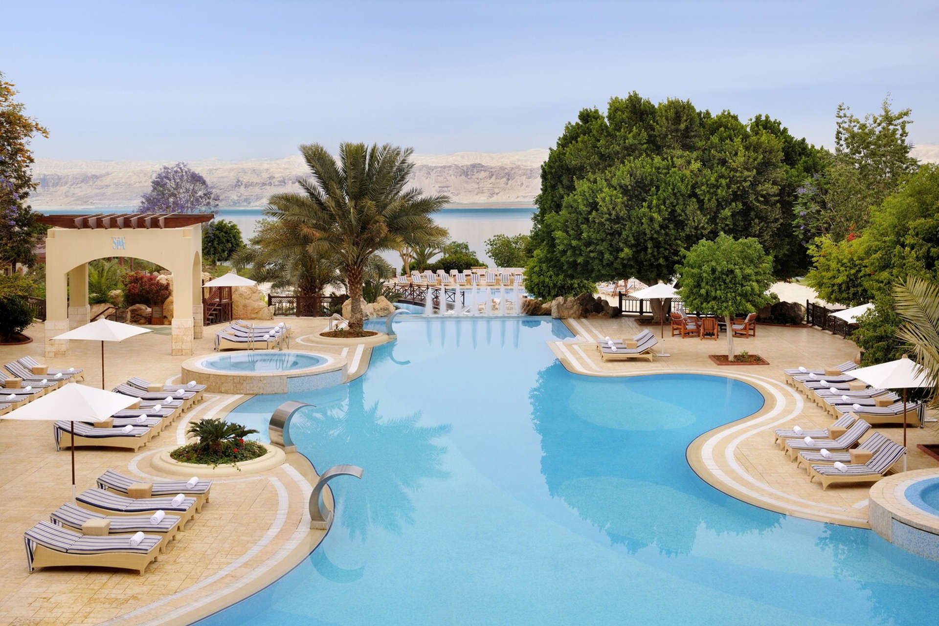 Détendez-vous dans les eaux thérapeutiques du Dead Sea Marriott Resort & Spa.