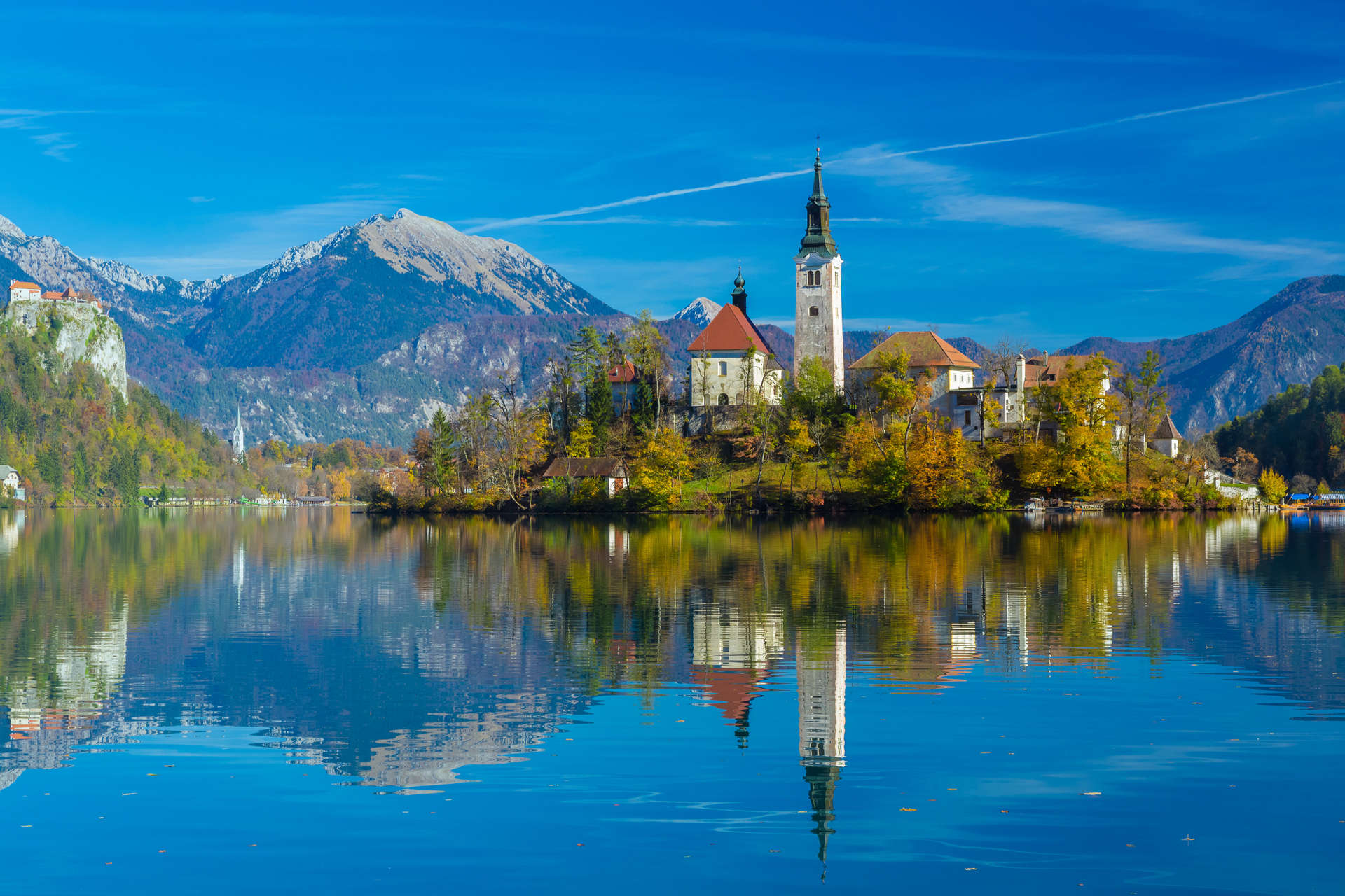 Wyspa z kościołem na malowniczym jeziorze Bled, Słowenia 