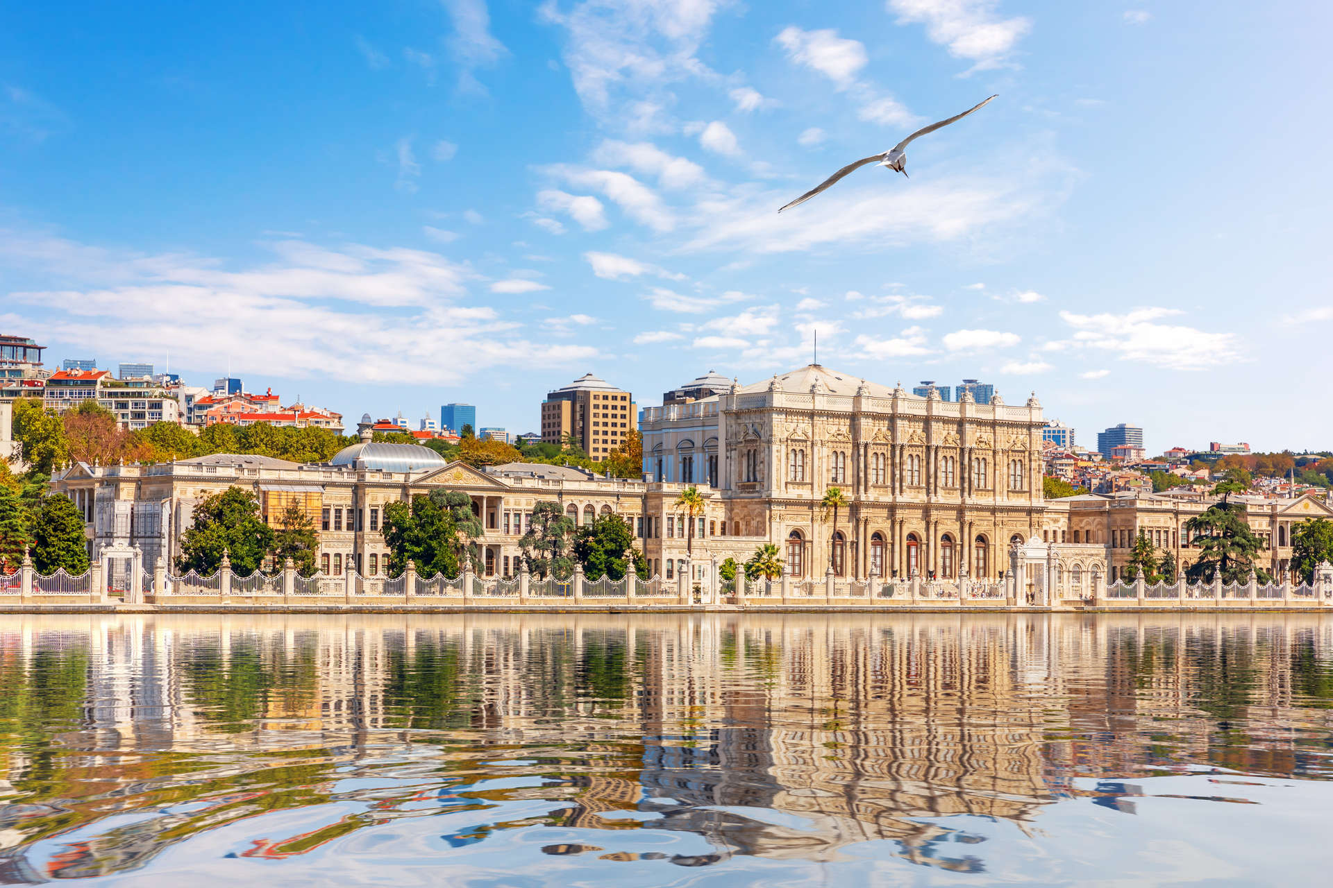 Dolmabahce-Palast am Ufer des Bosporus in Istanbul