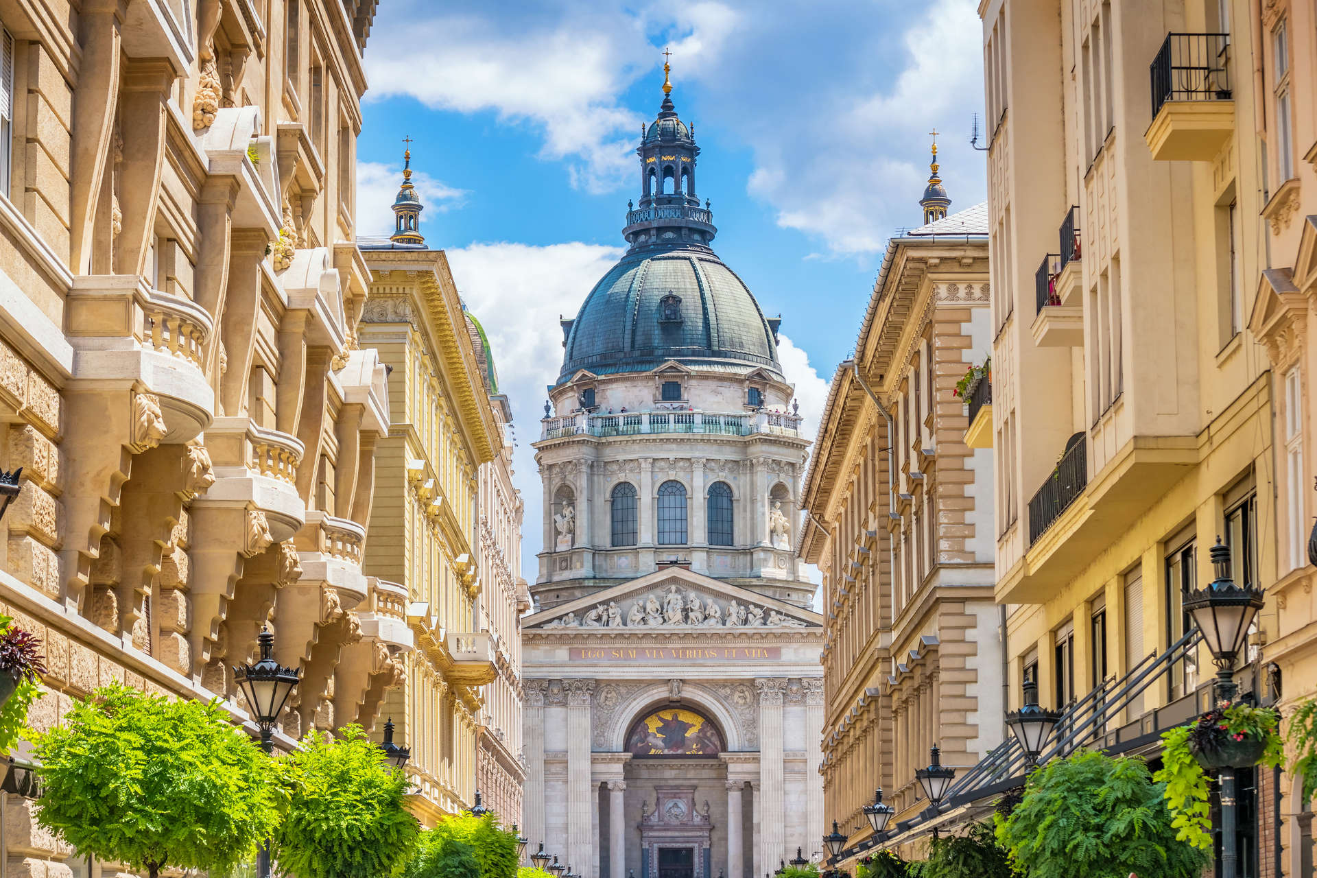 La Basilica di Santo Stefano di Pest è costellata di affreschi, marmi e stucchi dorati.