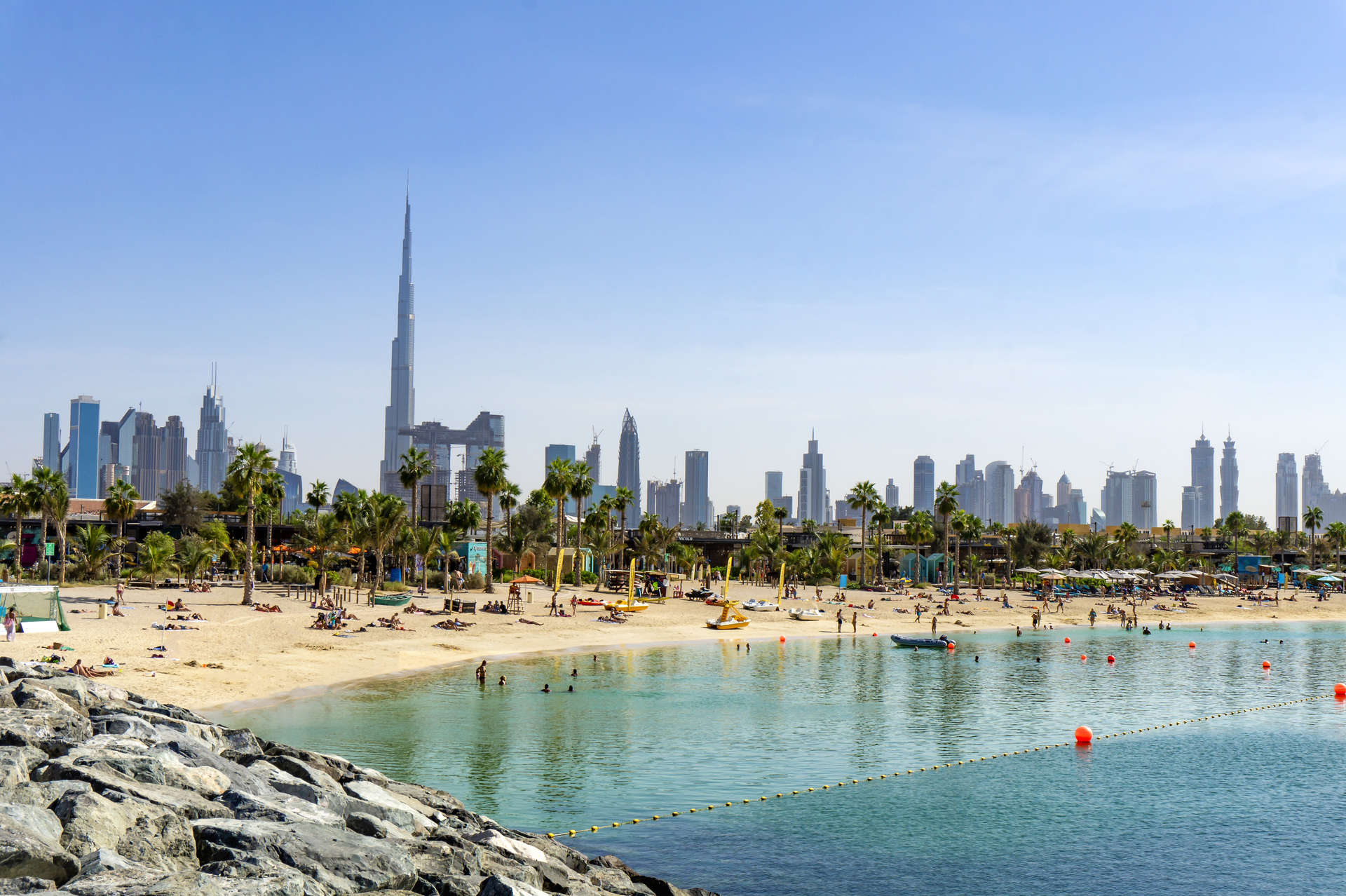 Strand in Dubai mit der Skyline im Hintergrund