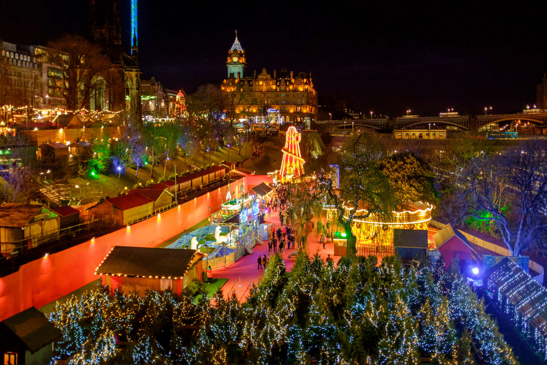 Durante il periodo natalizio la capitale scozzese viene decorata con oranamenti natalizi