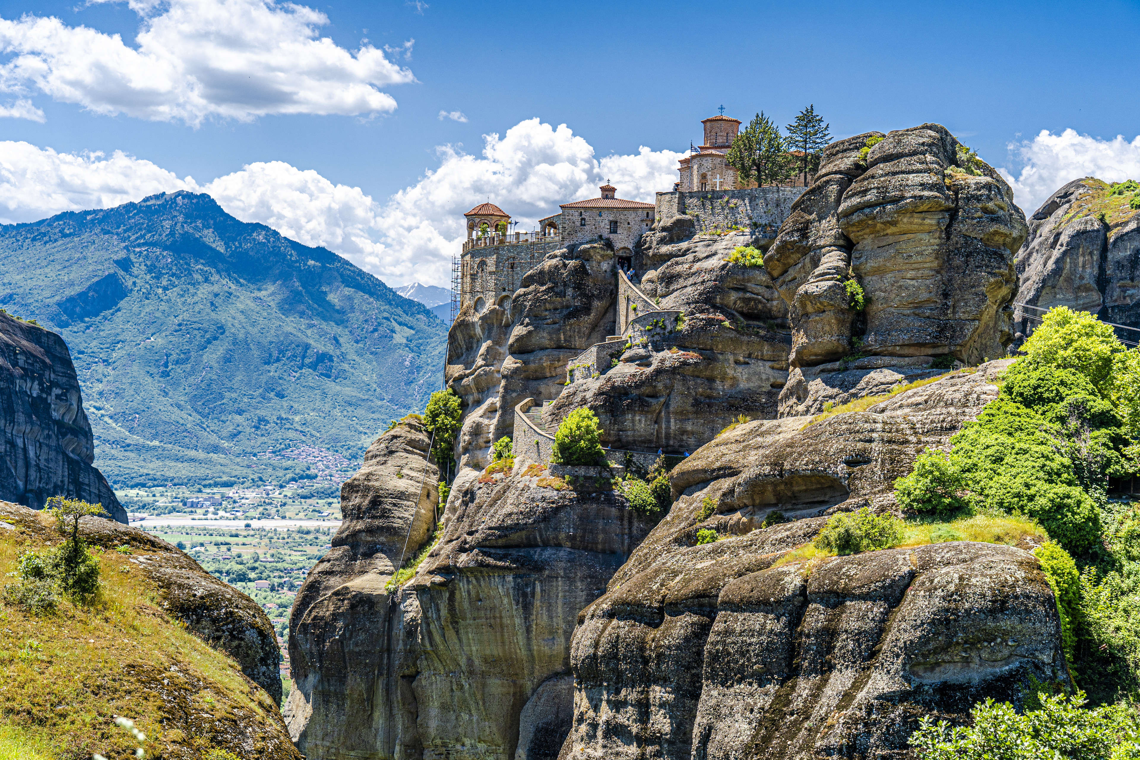 Ein dramatisch gelegenes Meteora-Kloster