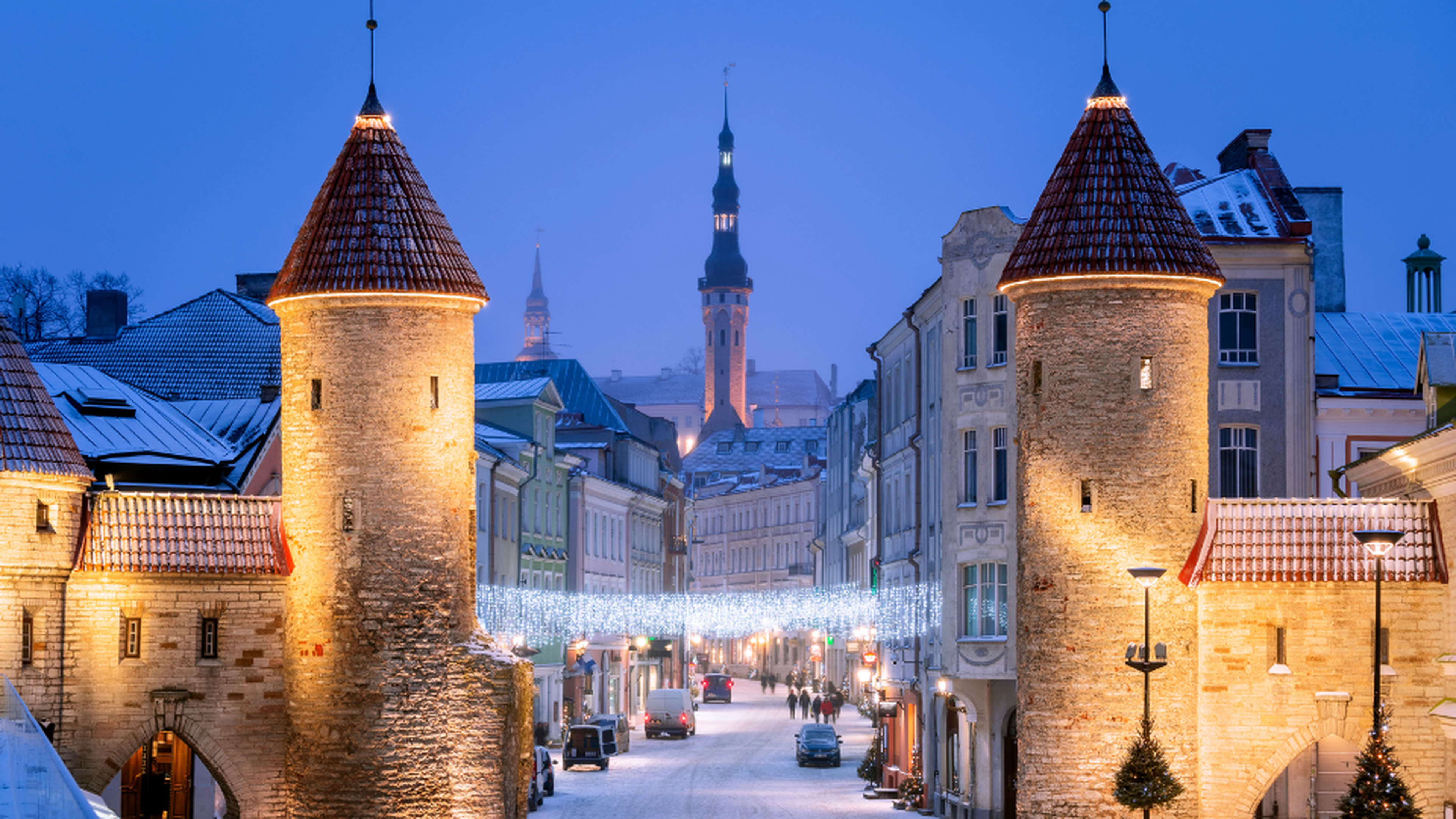 Estońskie bajkowe miasto Tallinn pokryte grudniowym śniegiem (Fot: Getty Images)