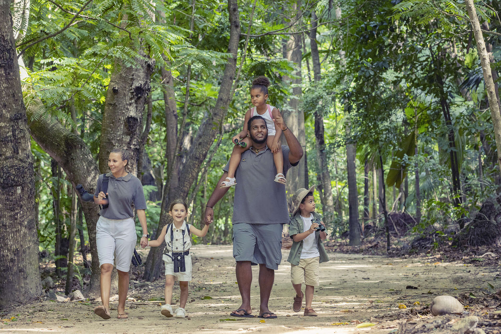 Familia de excursión en las islas Seychelles