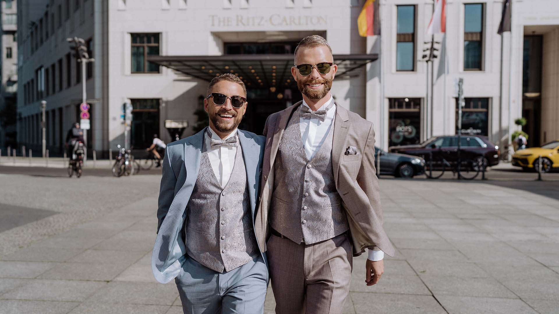 Sorridente coppia gay al The Ritz-Carlton, Berlino
