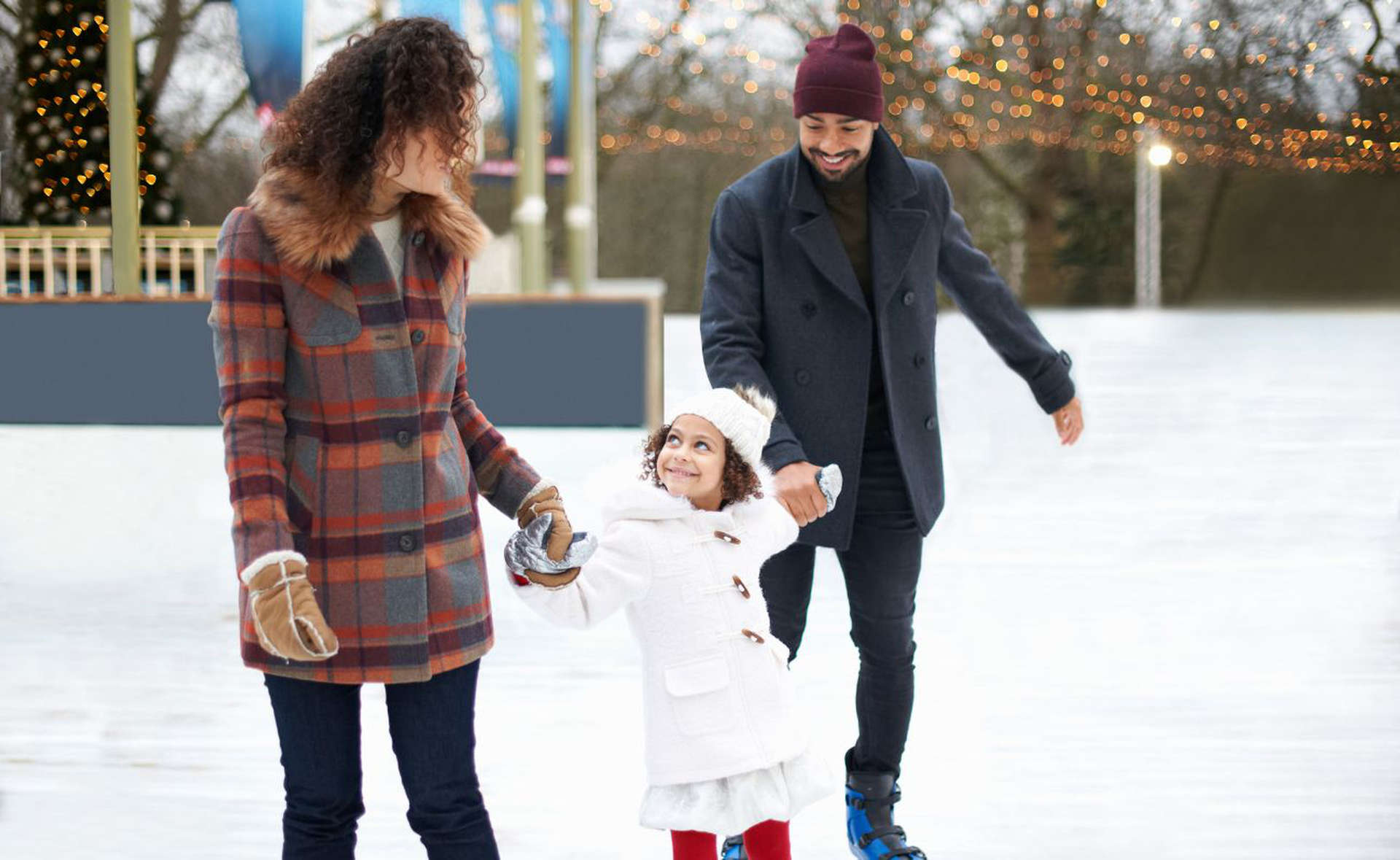 Familia en una pista de patinaje sobre hielo