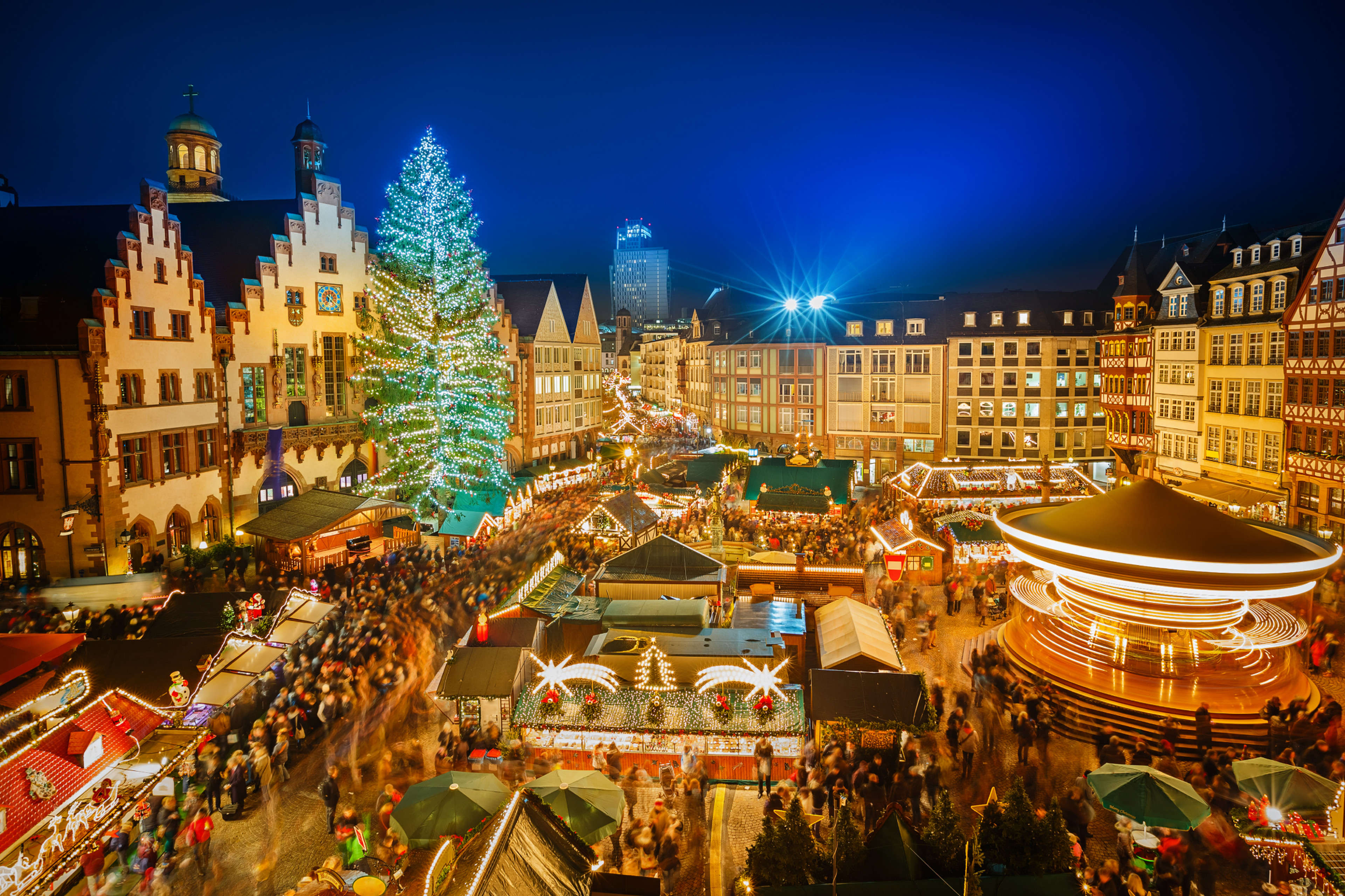 Frankfurts prächtiger Weihnachtsmarkt auf dem Rathausplatz der Stadt