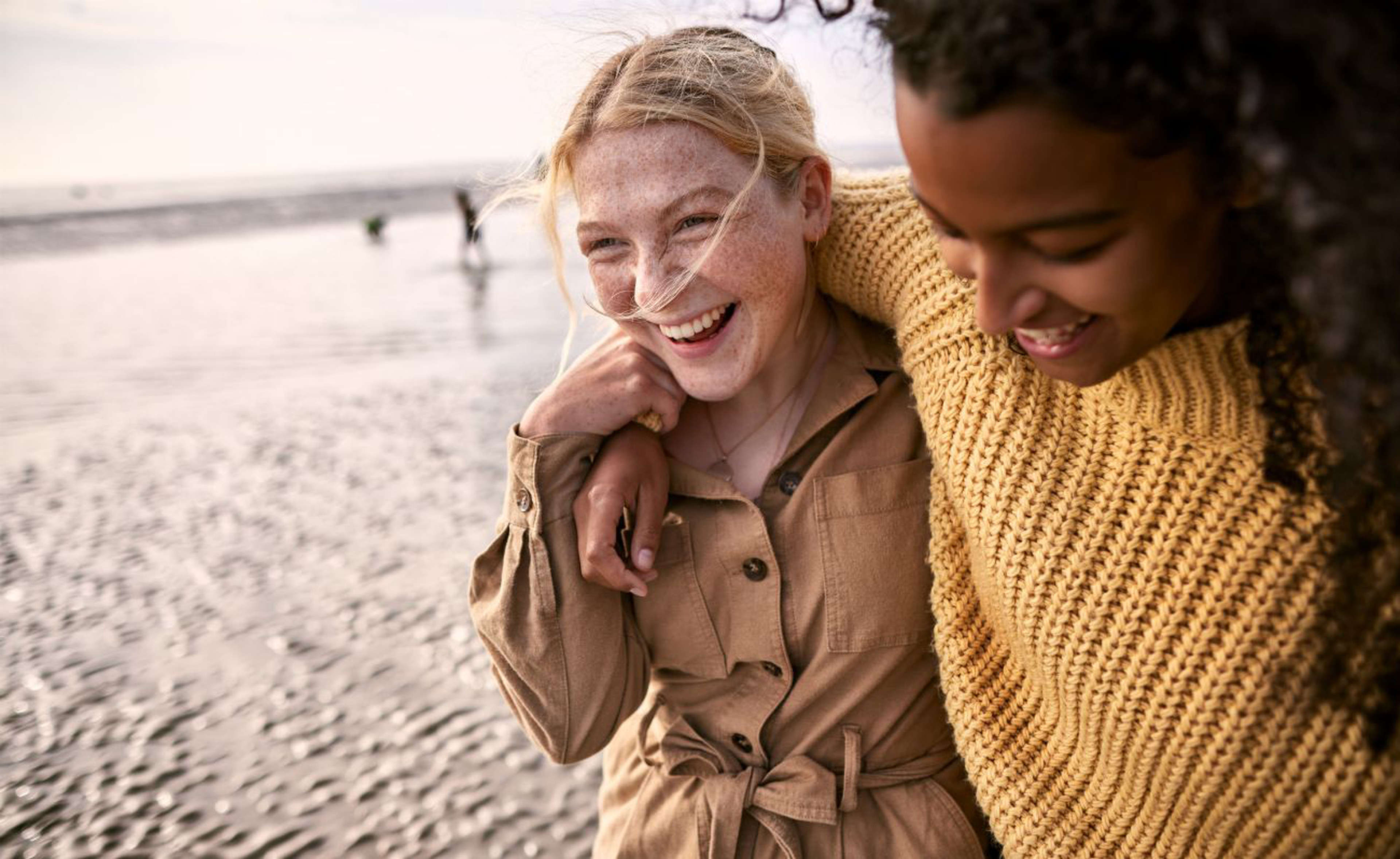 Amigas divirtiéndose en una playa