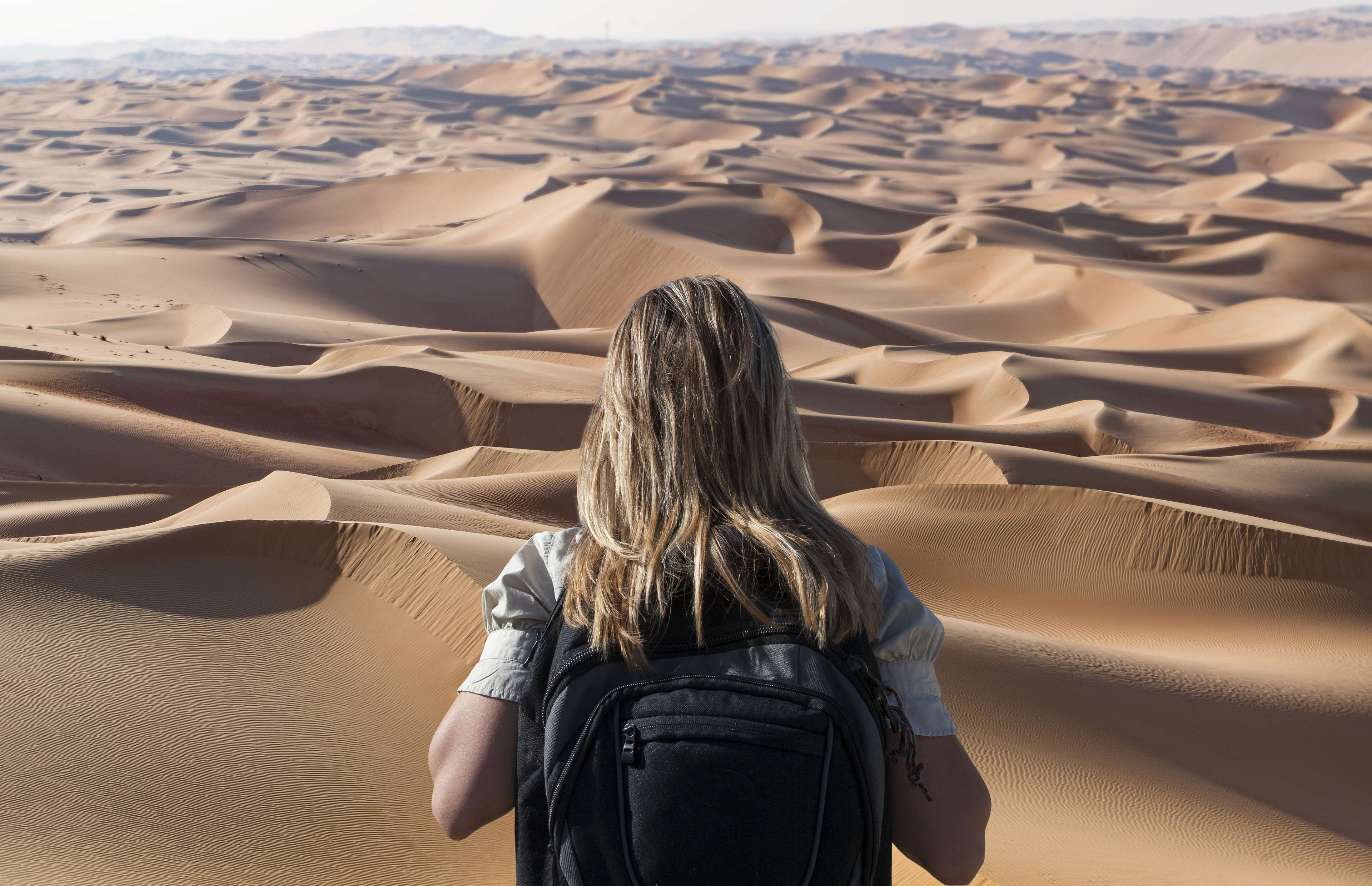 Mujer en el desierto de Abu Dabi