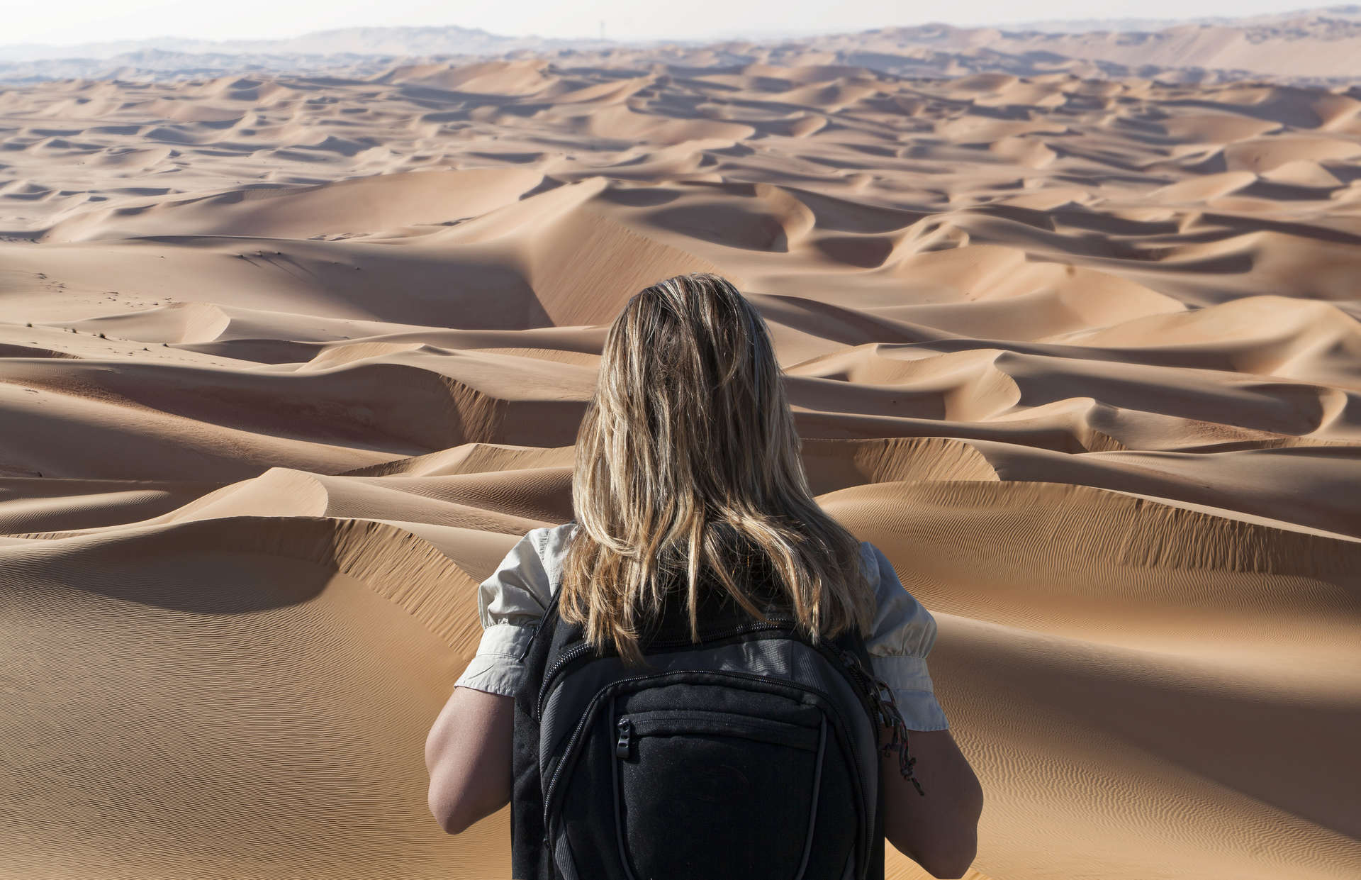 Donna che fa trekking nel deserto